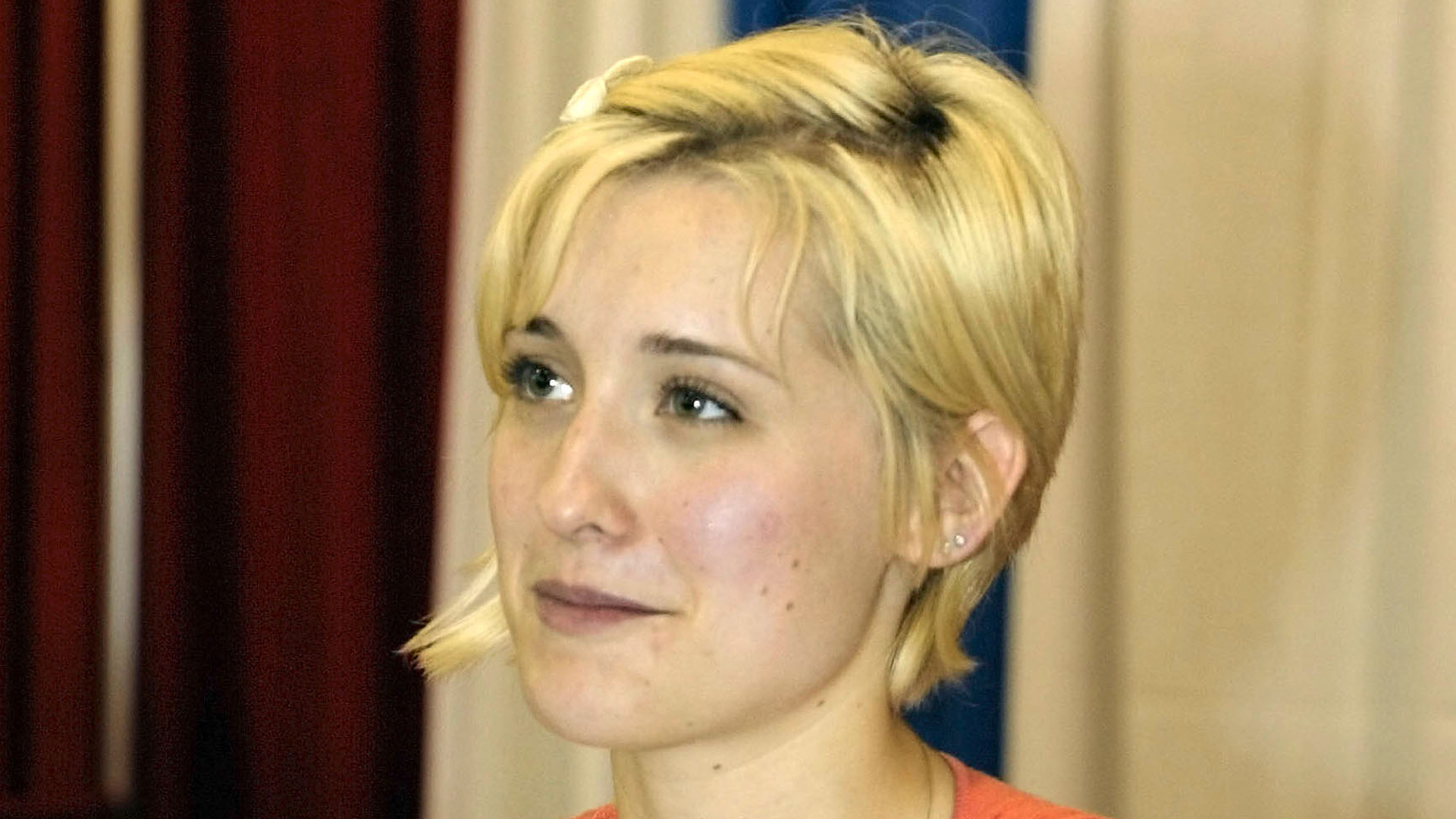 Allison Mack, star of 'Smallville,' signs autographs at the Wizard World East's second annual pop-culture expo at the Pennsylvania Convention Center June 1, 2003, in Philadelphia, Penn. (Credit: Don Murray/Getty Images)