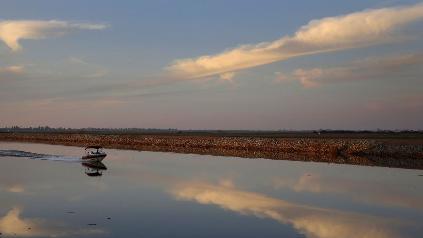 A motorboat drives down Whiskey Slough in the Sacramento-San Joaquin delta, just outside of Stockton. (Credit: Katie Falkenberg / Los Angeles Times)