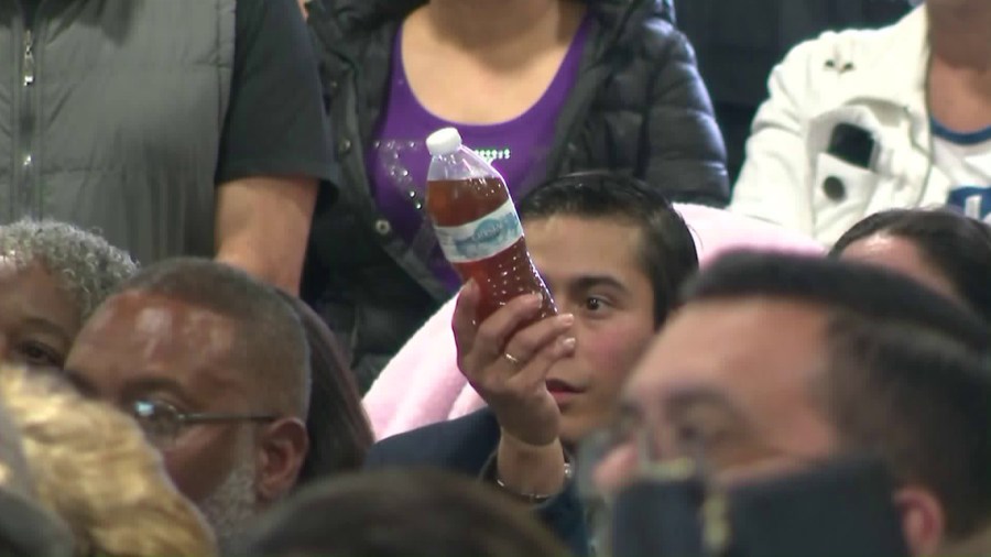 Compton residents attend a town hall meeting about discolored water being provided by Sativa Water District on May 2, 2018. (Credit: KTLA)