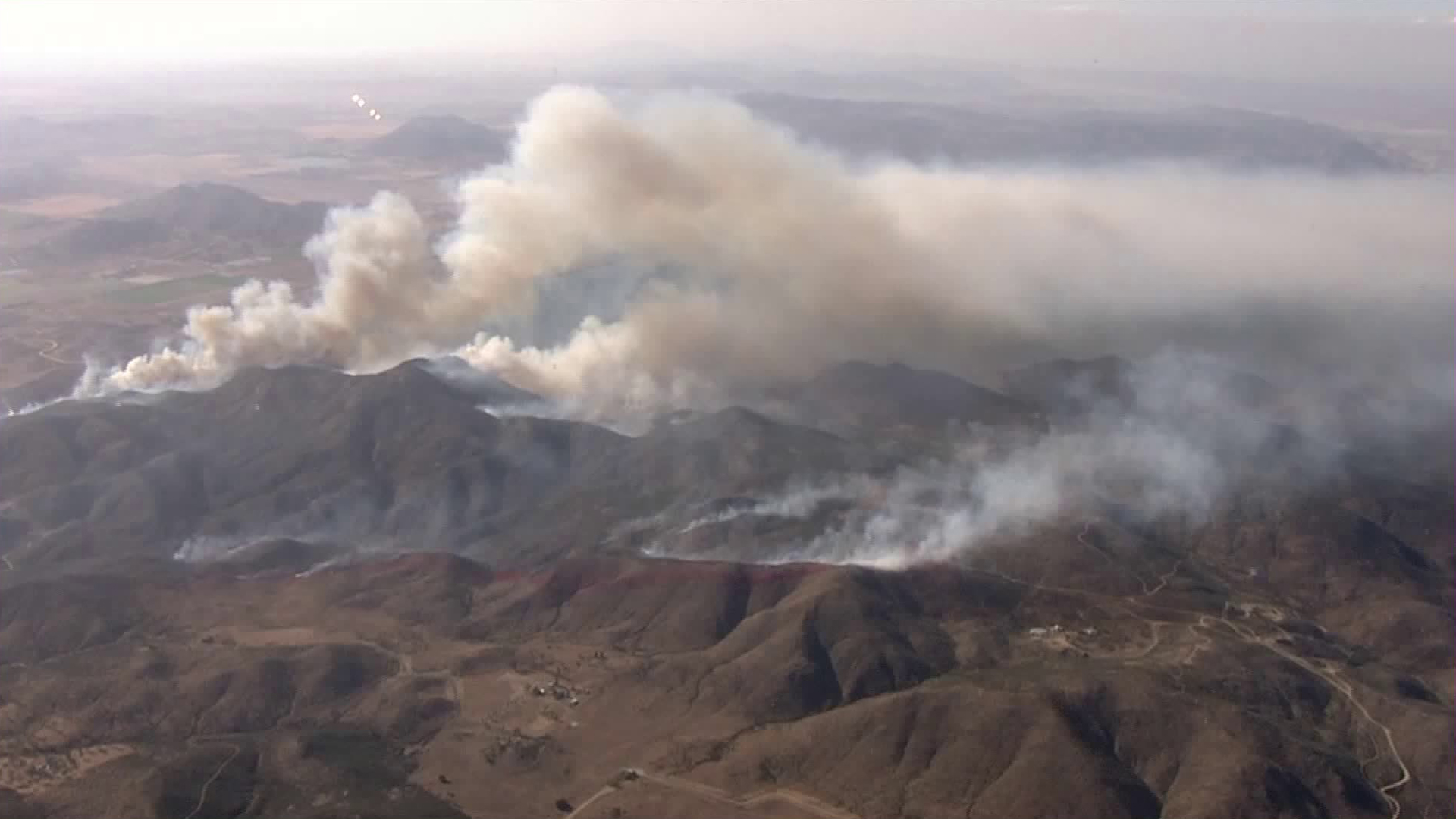 A brush fire grew to 300 acres after breaking out in Riverside County, near Hemet, on May 17, 2018. (Credit: KTLA)