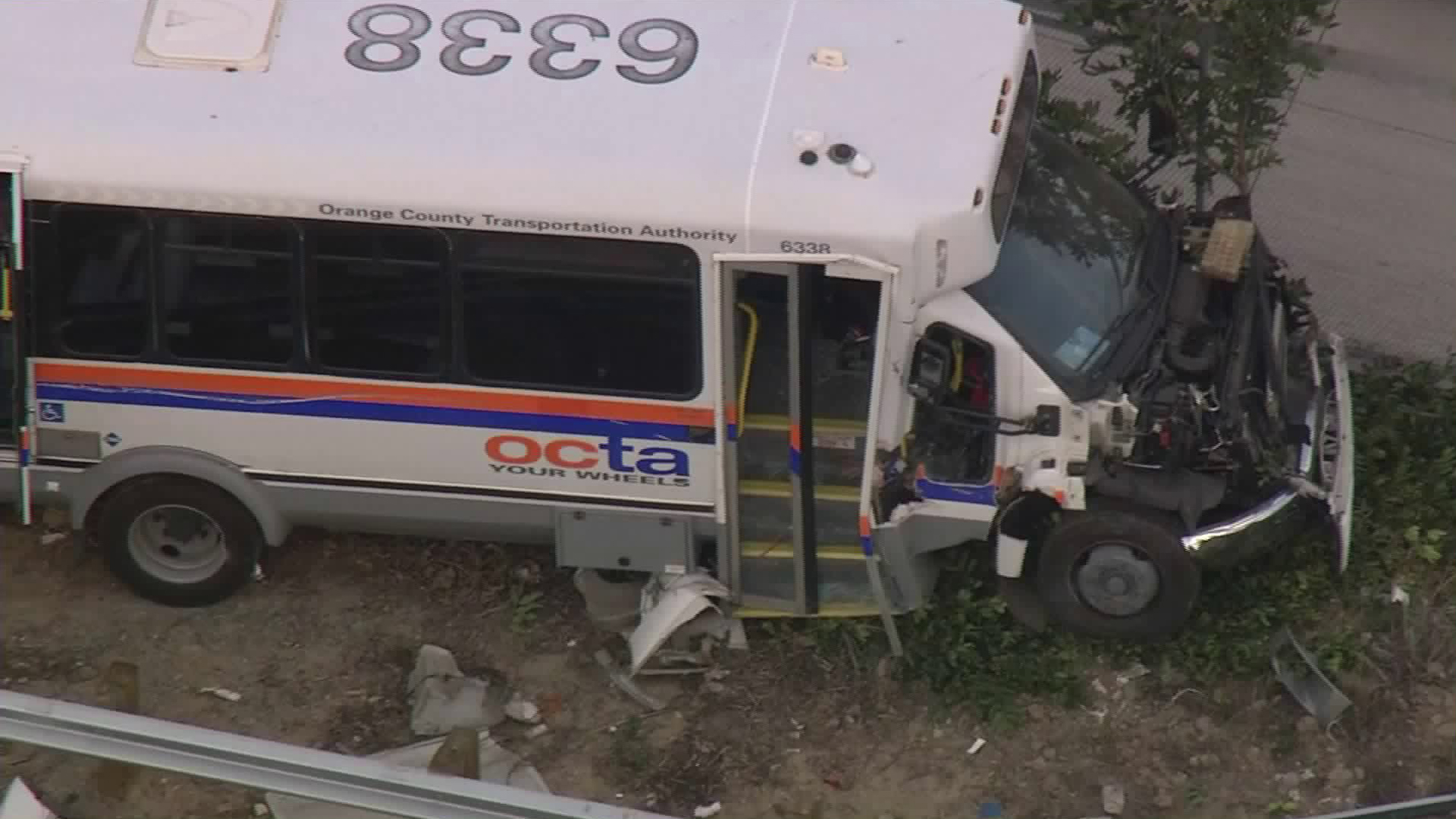 An Orange County Transportation Authority bus stolen from Irvine crashed on the 55 Freeway on May 17, 2018. (Credit: KTLA)