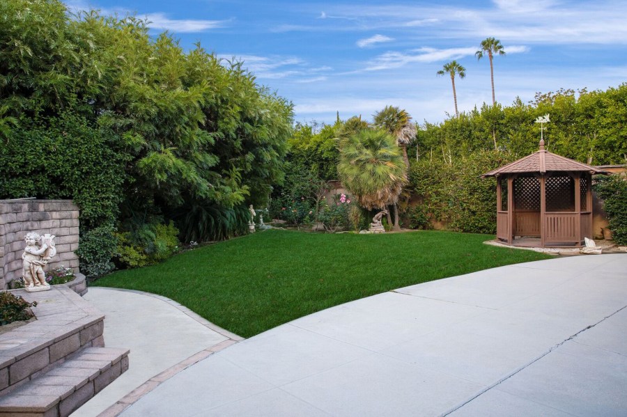 A view of the back yard of the "Brady Bunch" home. (Credit: Anthony Barcelo)