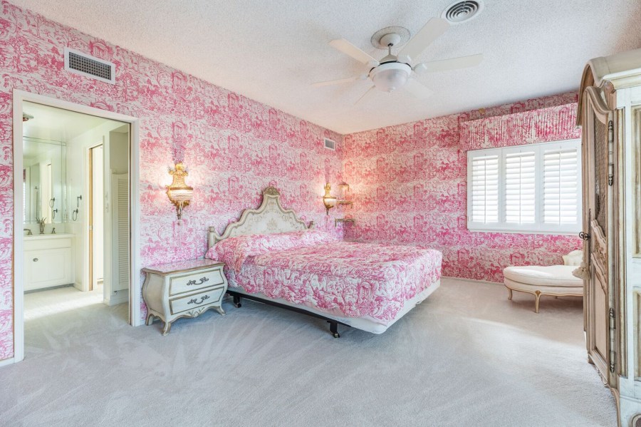 One of the bedrooms in the "Brady Bunch" home. (Credit: Anthony Barcelo)