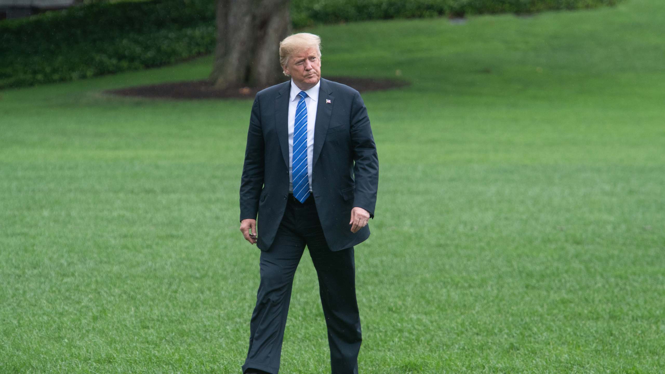 Donald Trump walks to the White House on July 24, 2018 upon his return from Kansas City, Missouri where he addressed the 119th Veterans of Foreign Wars National Convention. (Credit: Nicholas Kamm/AFP/Getty Images)