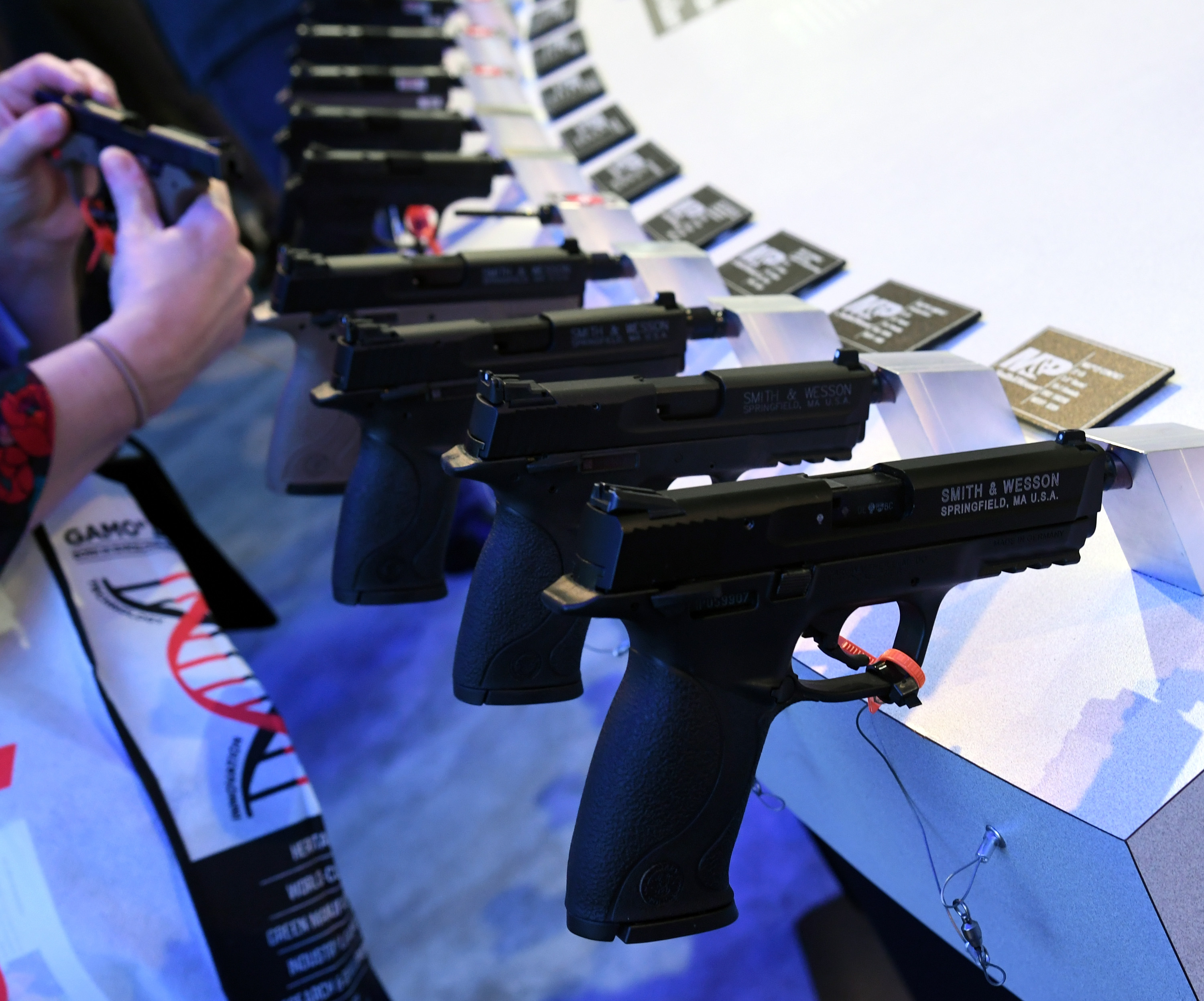 An attendee looks at handguns at the Smith & Wesson booth at the 2018 National Shooting Sports Foundation's trade show in Las Vegas on Jan. 23, 2018. (Credit: Ethan Miller / Getty Images)