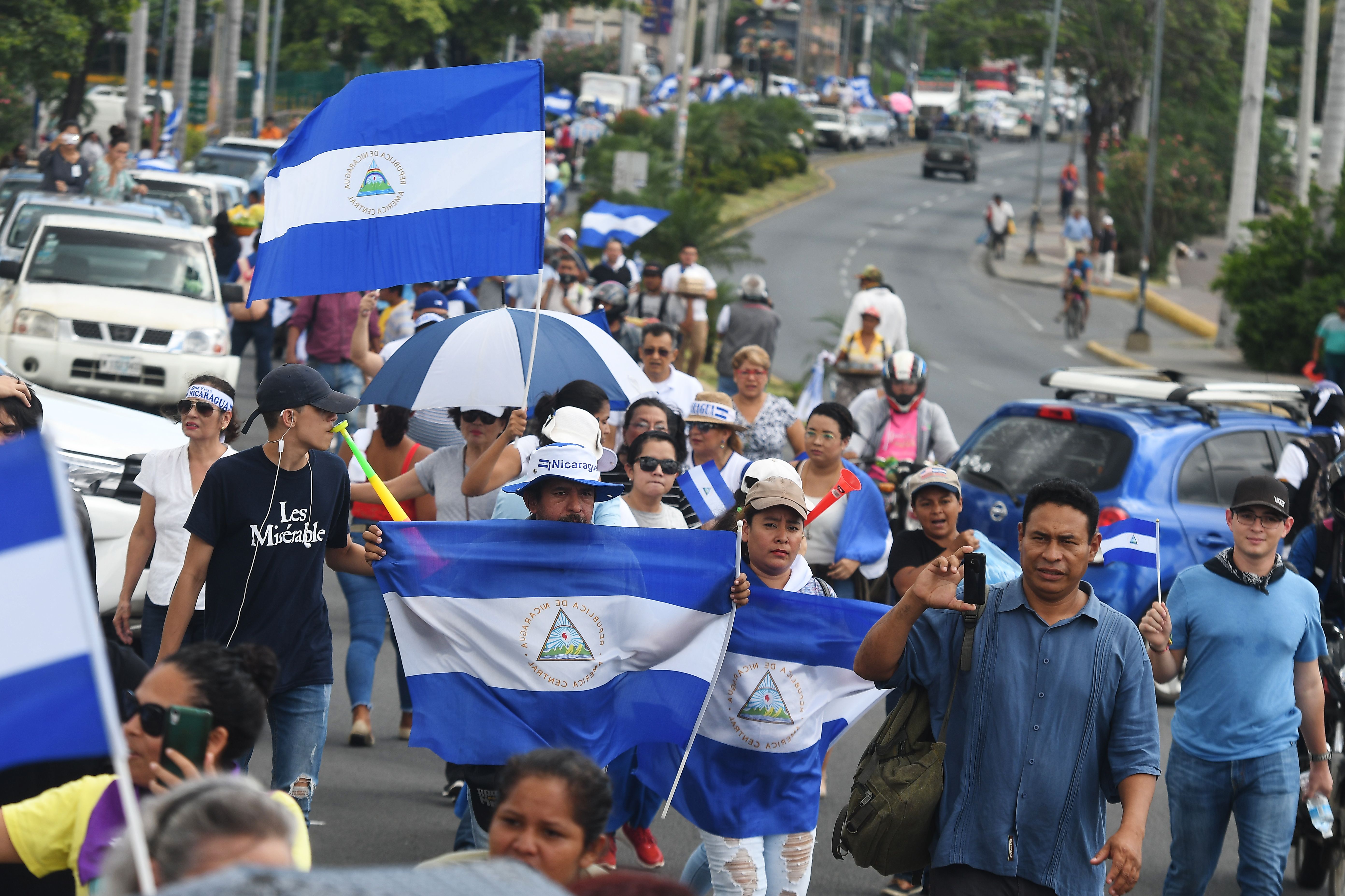 Anti-government protesters stand forming a "Human Chain" in Managua, Nicaragua, on July 4, 2018. (Credit: MARVIN RECINOS/AFP/Getty Images)