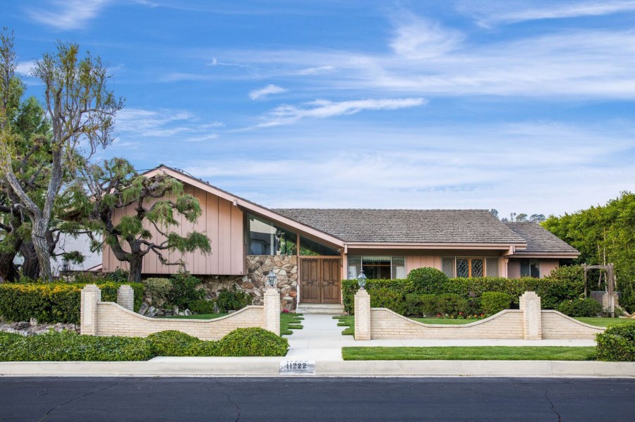 The front exterior of the iconic "Brady Bunch" home in Studio City. (Credit: Anthony Barcelo)