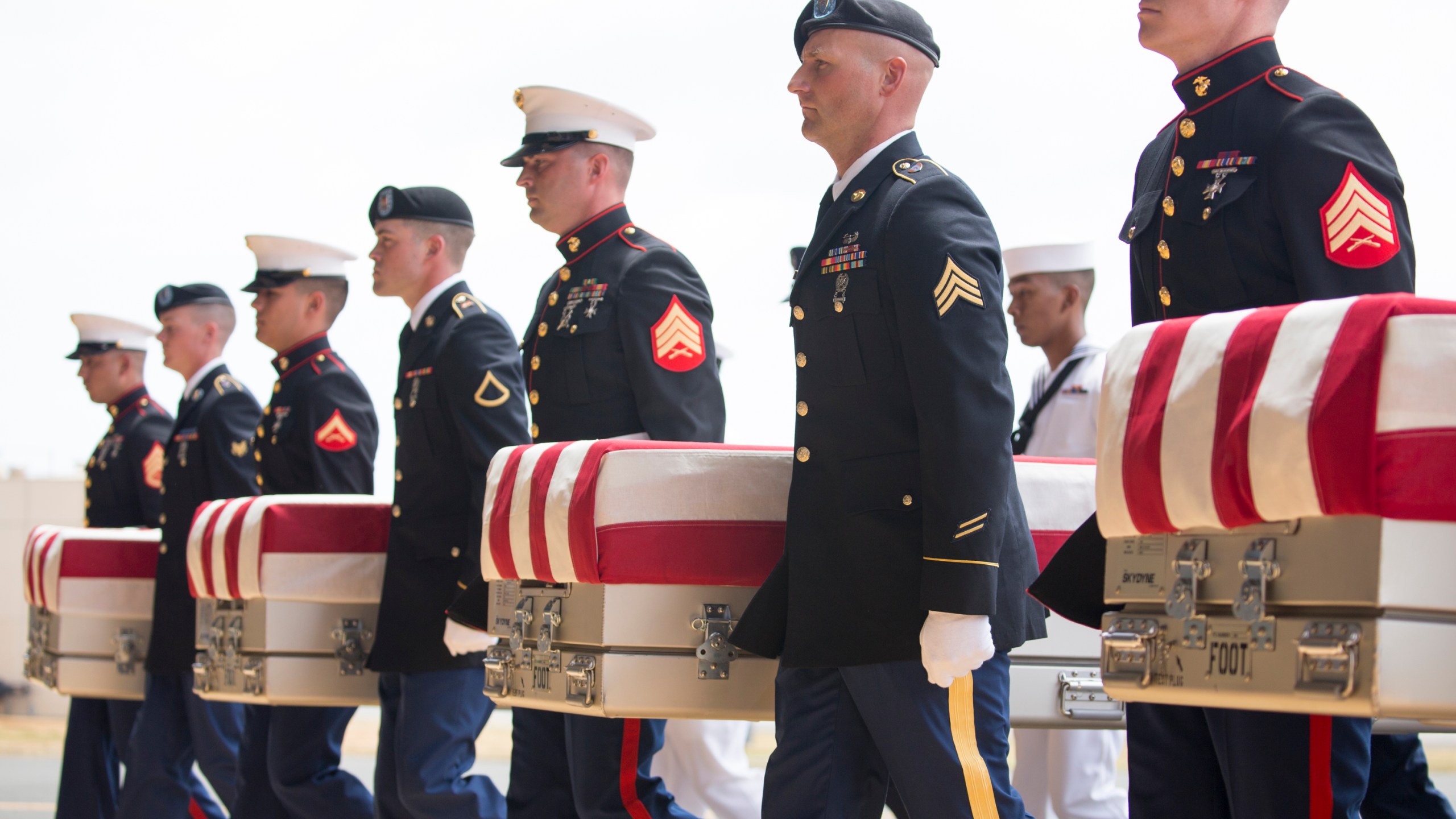 U.S. service members carry the presumed remains of Korean War soldiers at Hangar 19 Joint base Pearl Harbor Hickam on Aug. 1, 2018, in Honolulu, Hawaii. (Credit: Kat Wade / Getty Images)