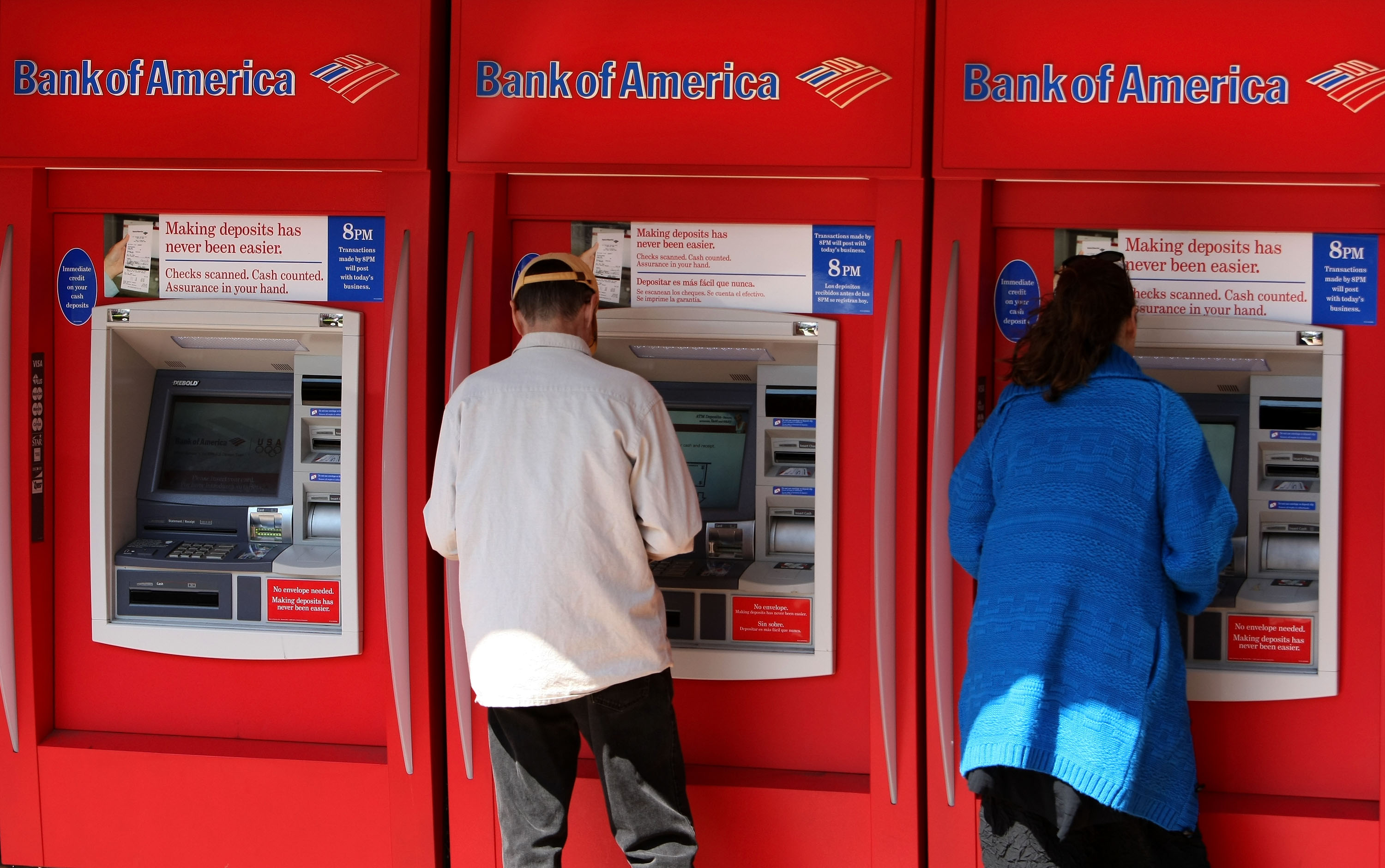 Customers use ATM machines at a Bank of America branch office in San Francisco on April 21, 2008. (Credit: Justin Sullivan / Getty Images)