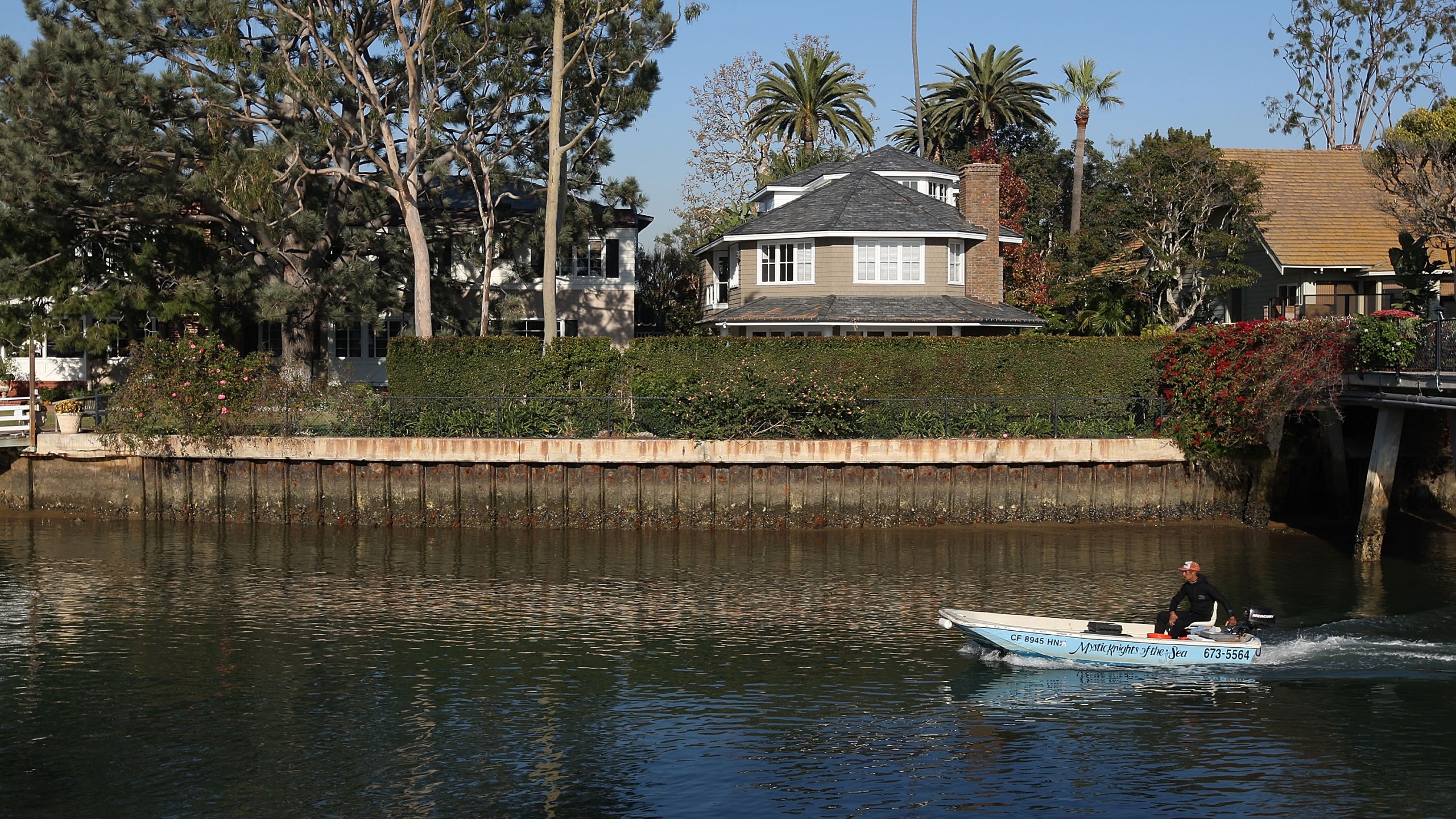 A boat passes marina in front homes on Dec.4, 2009 on Balboa Island in Newport Beach. (Credit: David McNew/Getty Images)