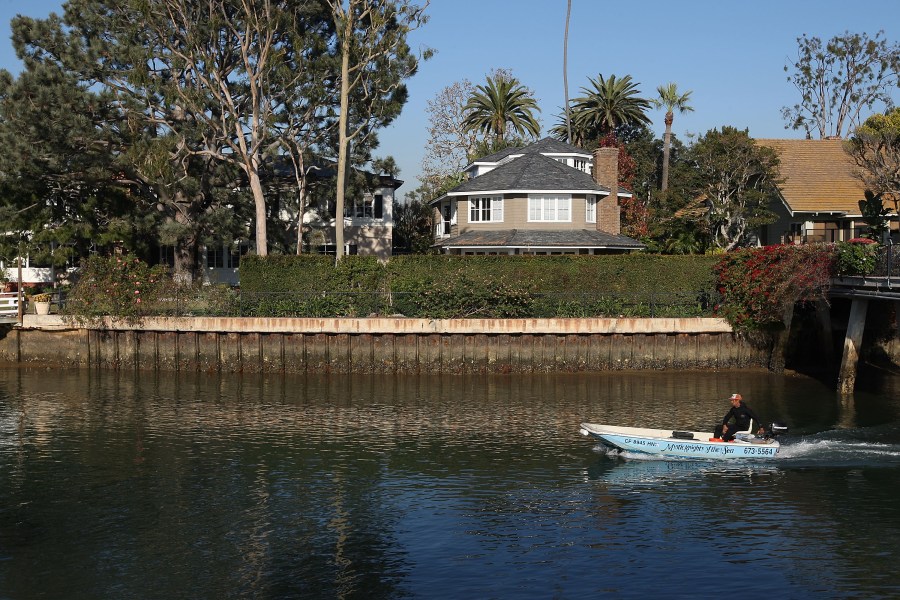 A boat passes marina in front homes on Dec.4, 2009 on Balboa Island in Newport Beach. (Credit: David McNew/Getty Images)