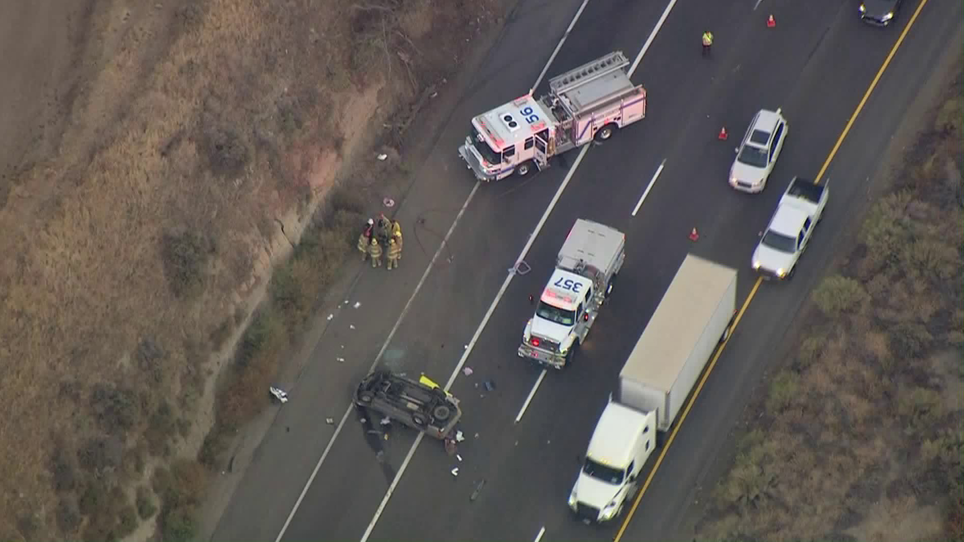 Authorities respond to the scene of a fatal crash on the 5 Freeway just south of Lebec on Sept. 21, 2018. (Credit: KTLA)