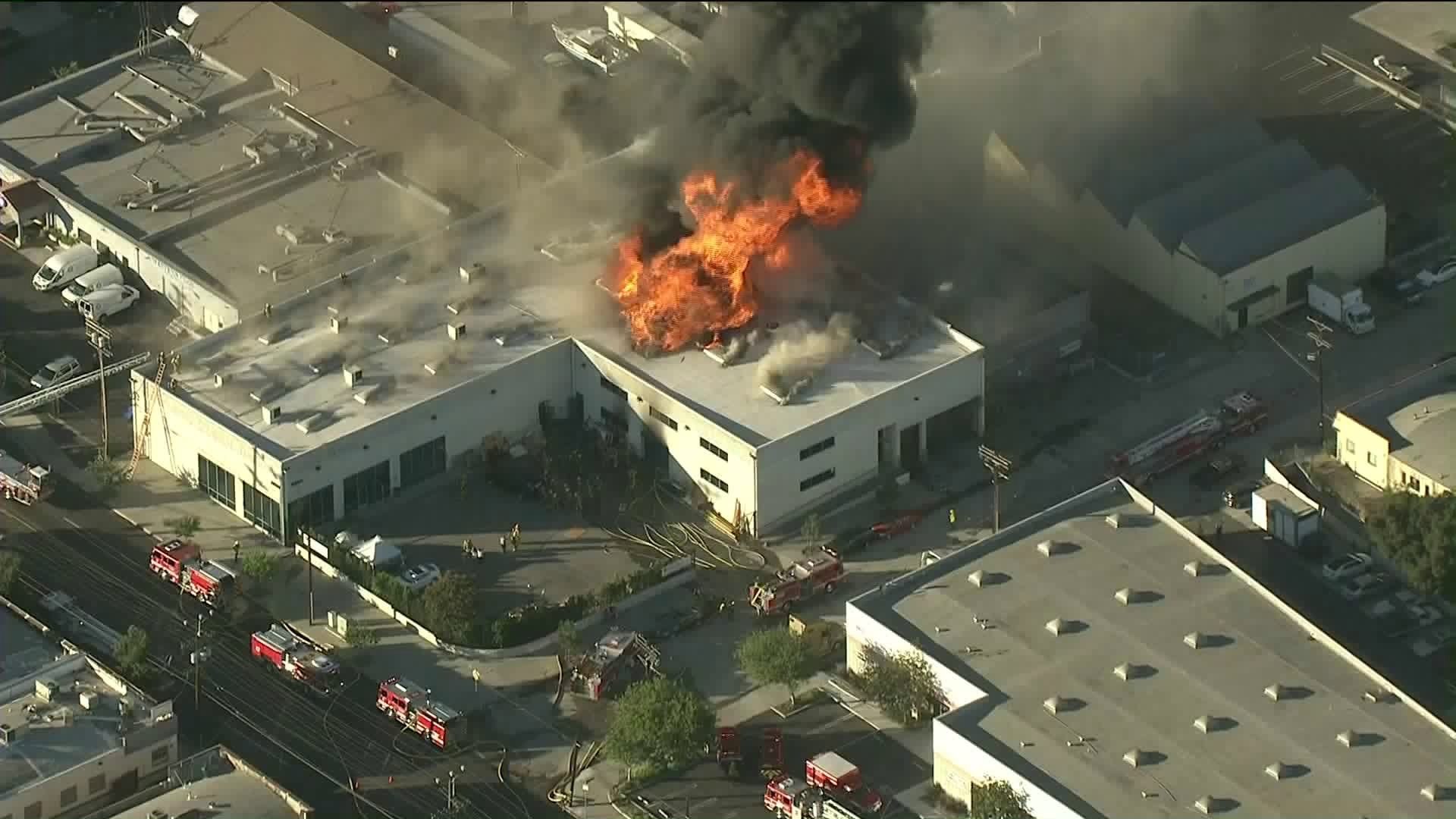 Heavy smoke rises as flames engulf a building in Glassell Park on Sept. 17, 2018. (Credit: KTLA)