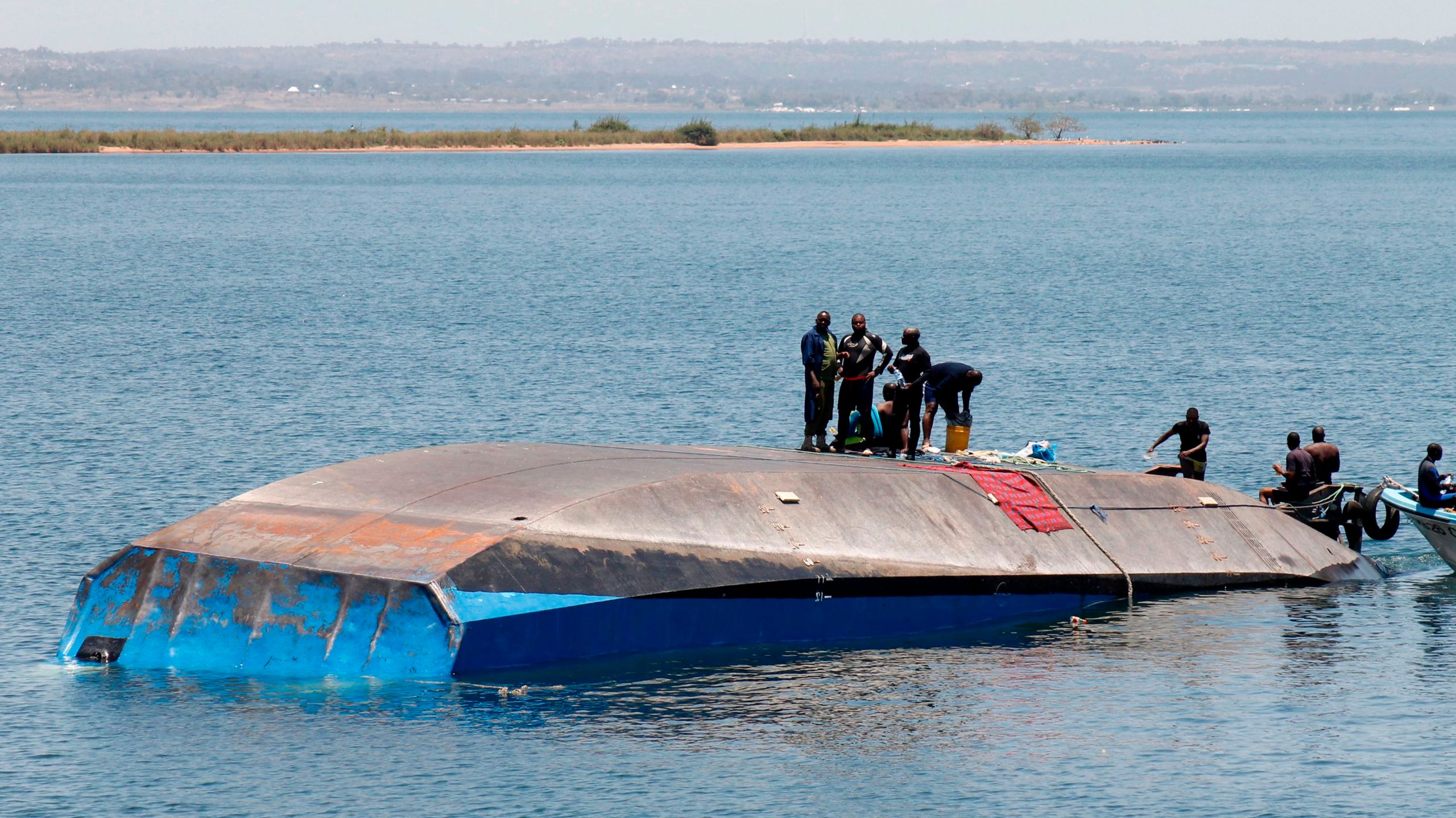 Tanzanian rescue workers search for victims on Sept.22, 2018. (Credit: STRINGER/AFP/Getty Images)