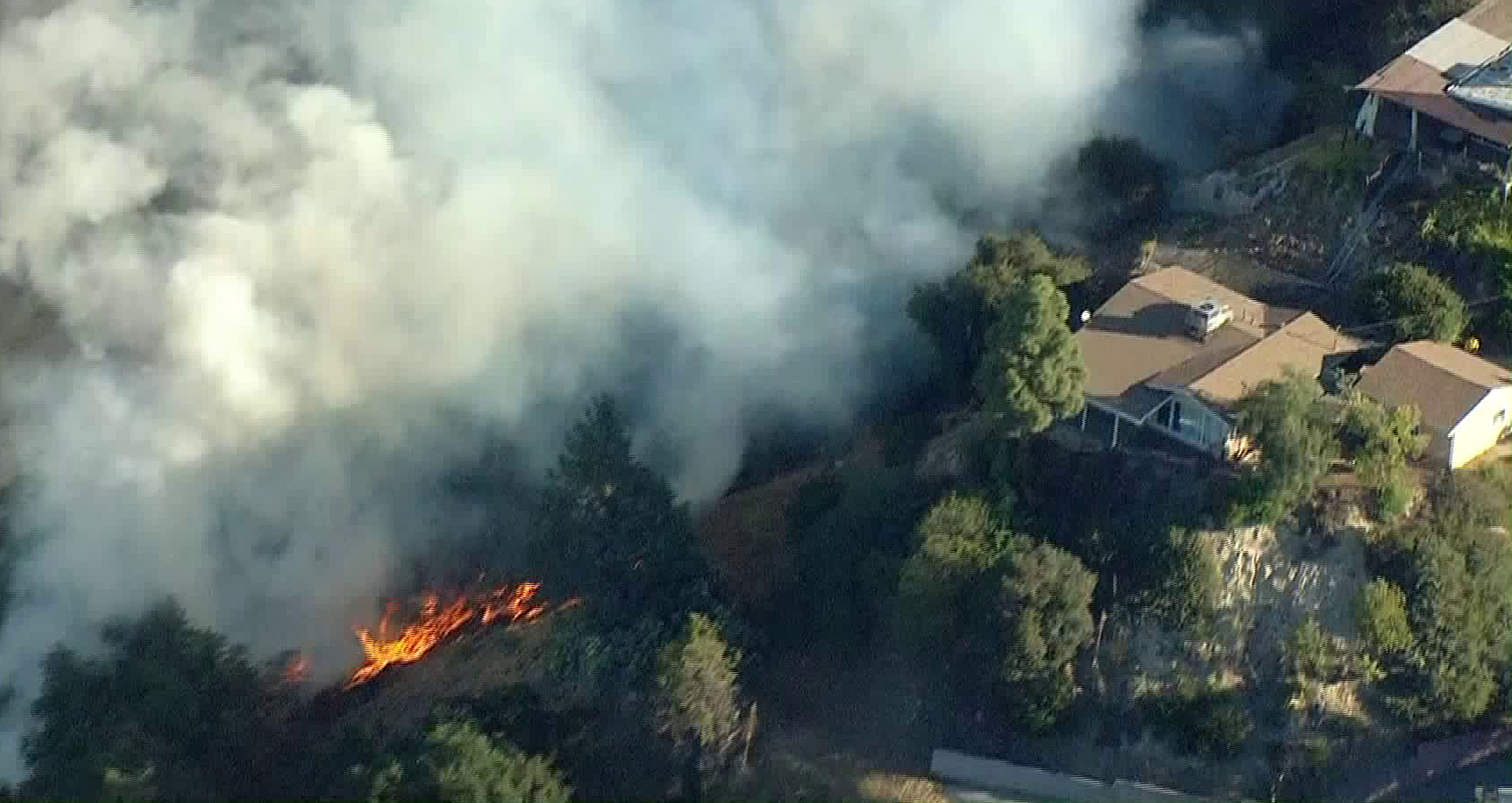 A brush fire threatened homes in Tujunga on Sept. 18, 2018. (Credit: KTLA)