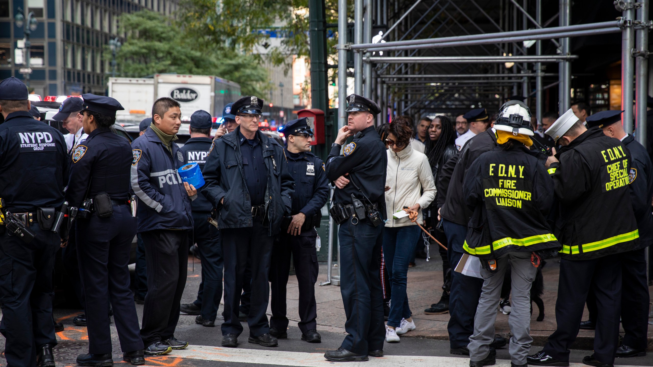 New York City Police officers and firemen gather at the scene of a suspicious package situation at the office of New York Governor Andrew Cuomo in Manhattan on Oct. 24, 2018. (Credit: Drew Angerer/Getty Images)