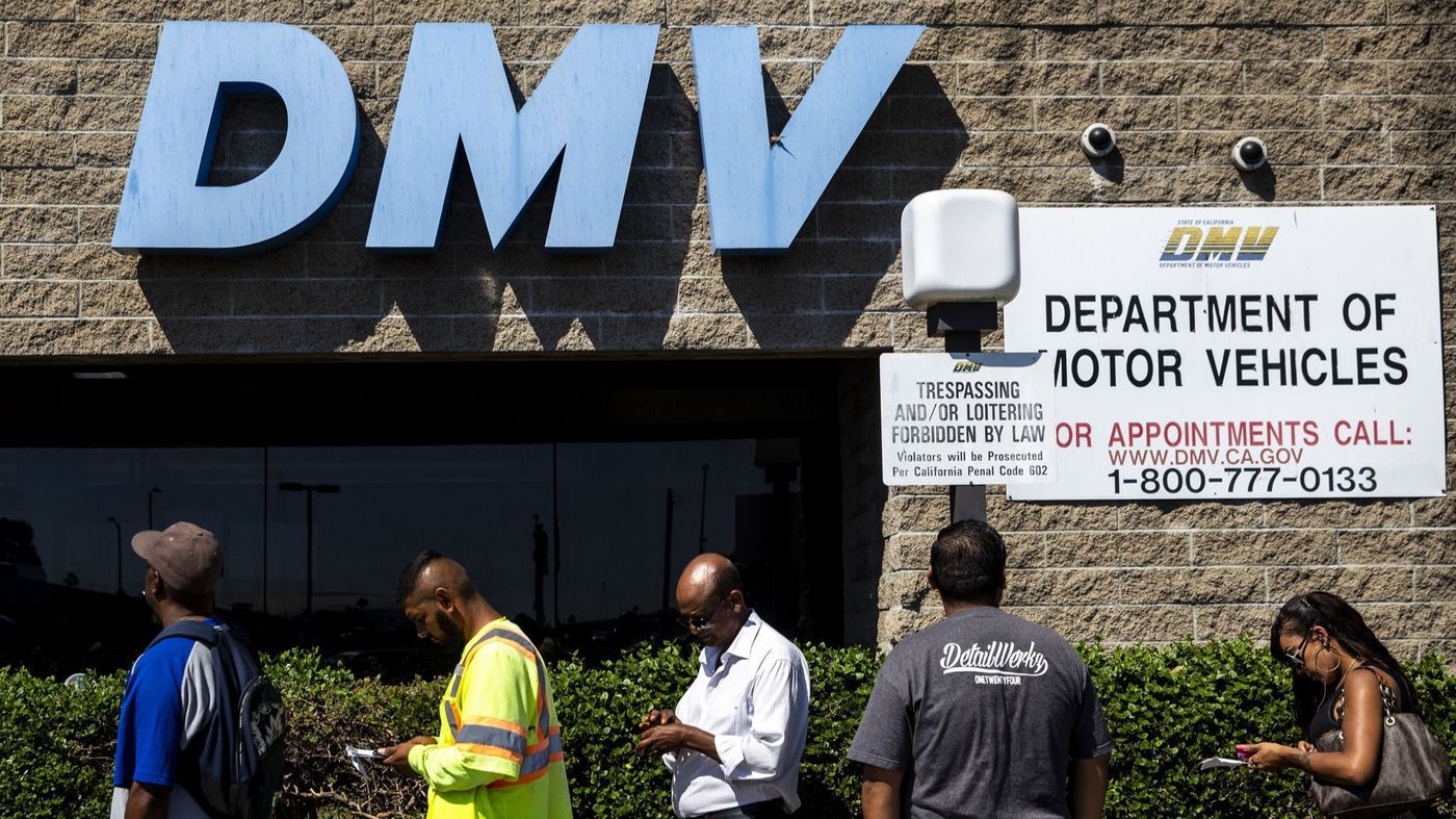 A line of people waiting to be helped at a California Department of Motor Vehicles office in South L.A. stretches around the building in this undated photo. (Credit: Kent Nishimura / Los Angeles Times)