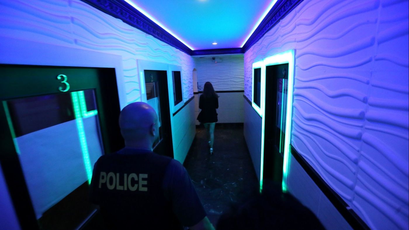 Wilbur Salao, left, a former official with the Department of Alcoholic Beverage Control inspects a club in the Los Angeles Koreatown district in 2015. (Credit: Genaro Molina / Los Angeles Times)