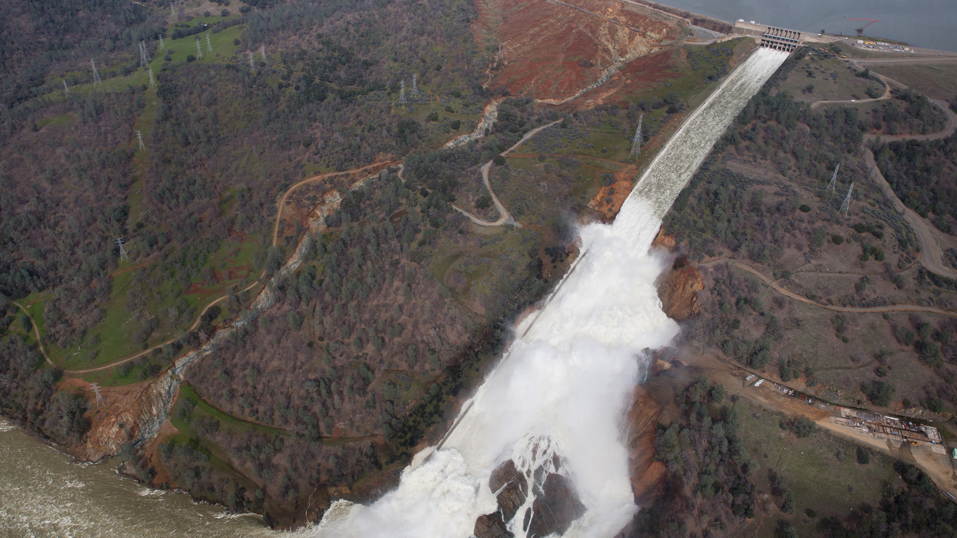 Oroville lake, the emergency spillway, and the damaged main spillway, are seen from the air on Feb. 13, 2017, in Oroville. (Credit: Elijah Nouvelage/Getty Images)