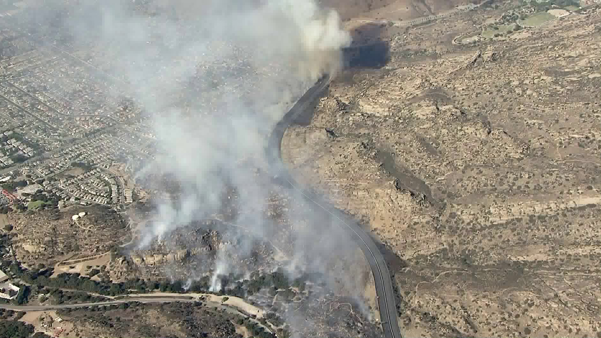 The Peak Fire burns next to the 118 Freeway in the Simi Valley area on Nov. 12, 2018. (Credit: KTLA)