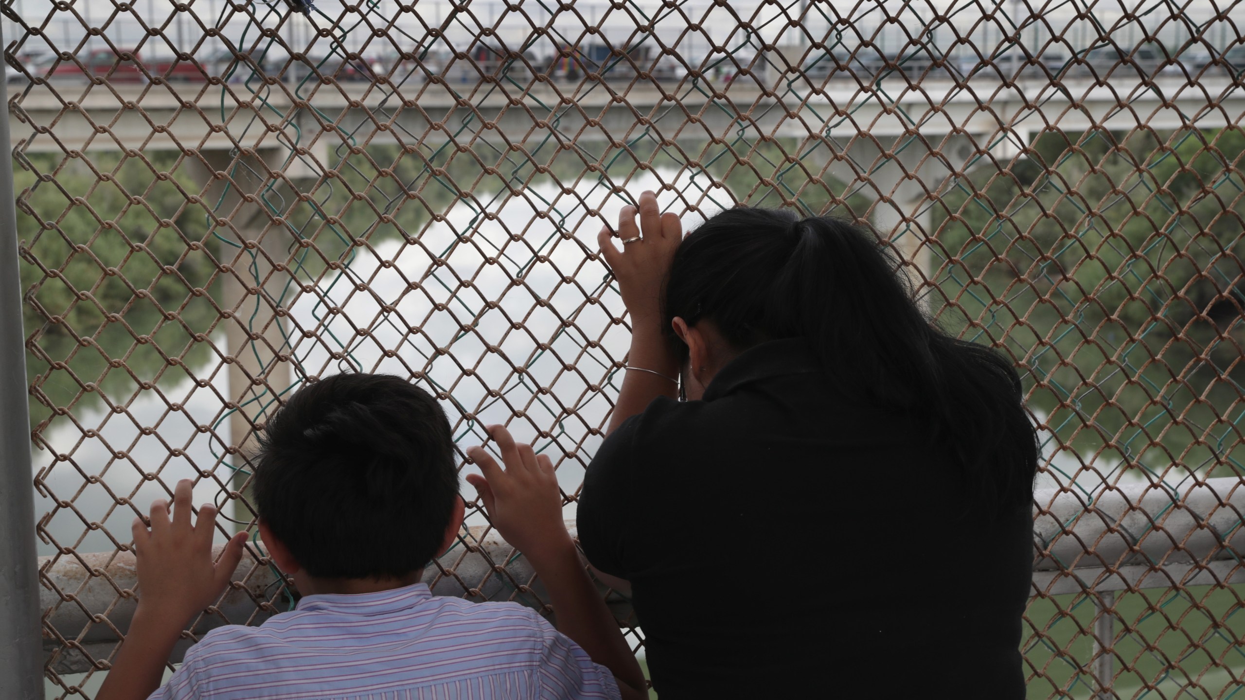 Nicaraguan asylum seekers wait for entry into the United States while on the international bridge on Nov. 4, 2018 in Hidalgo, Texas. (Credit: John Moore/Getty Images)