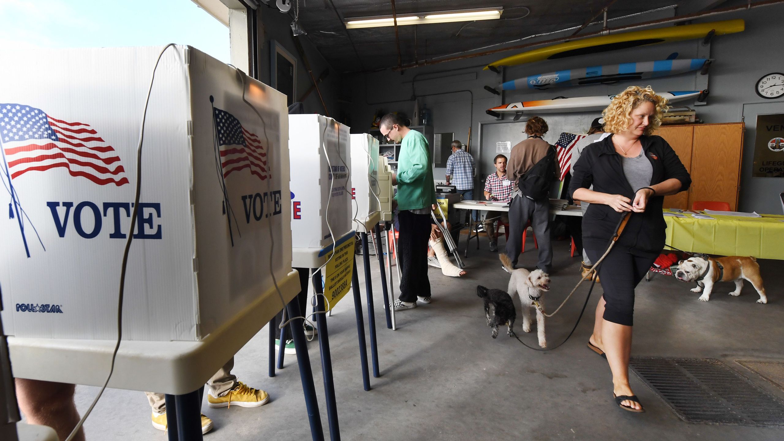 People vote during the midterm elections beside the beach at the Venice Beach Lifeguard station on Nov. 6, 2018. (Credit: MARK RALSTON/AFP/Getty Images)