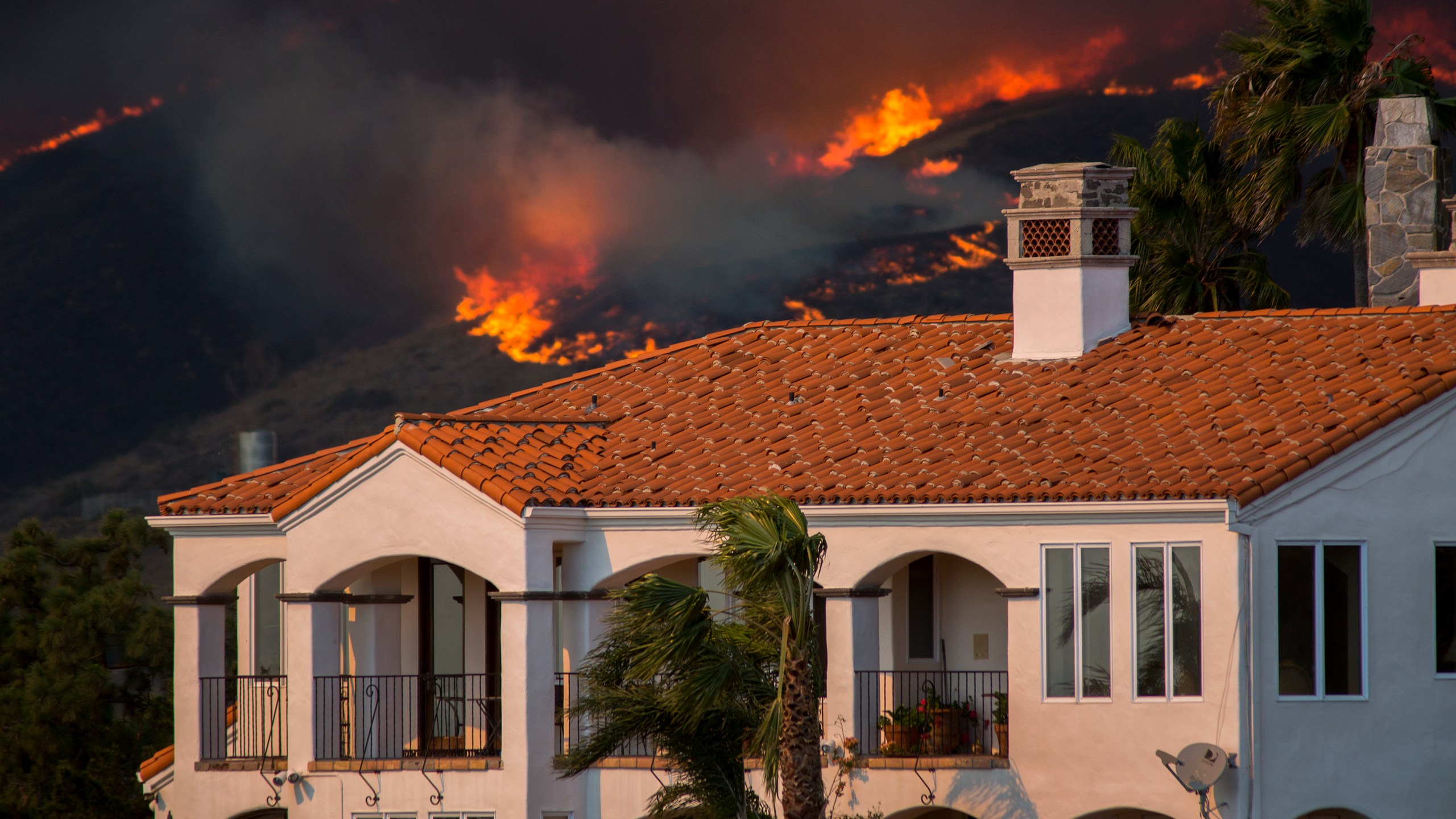 The Woolsey Fire approaches homes on Nov. 9, 2018 in Malibu. (Credit: David McNew/Getty Images)