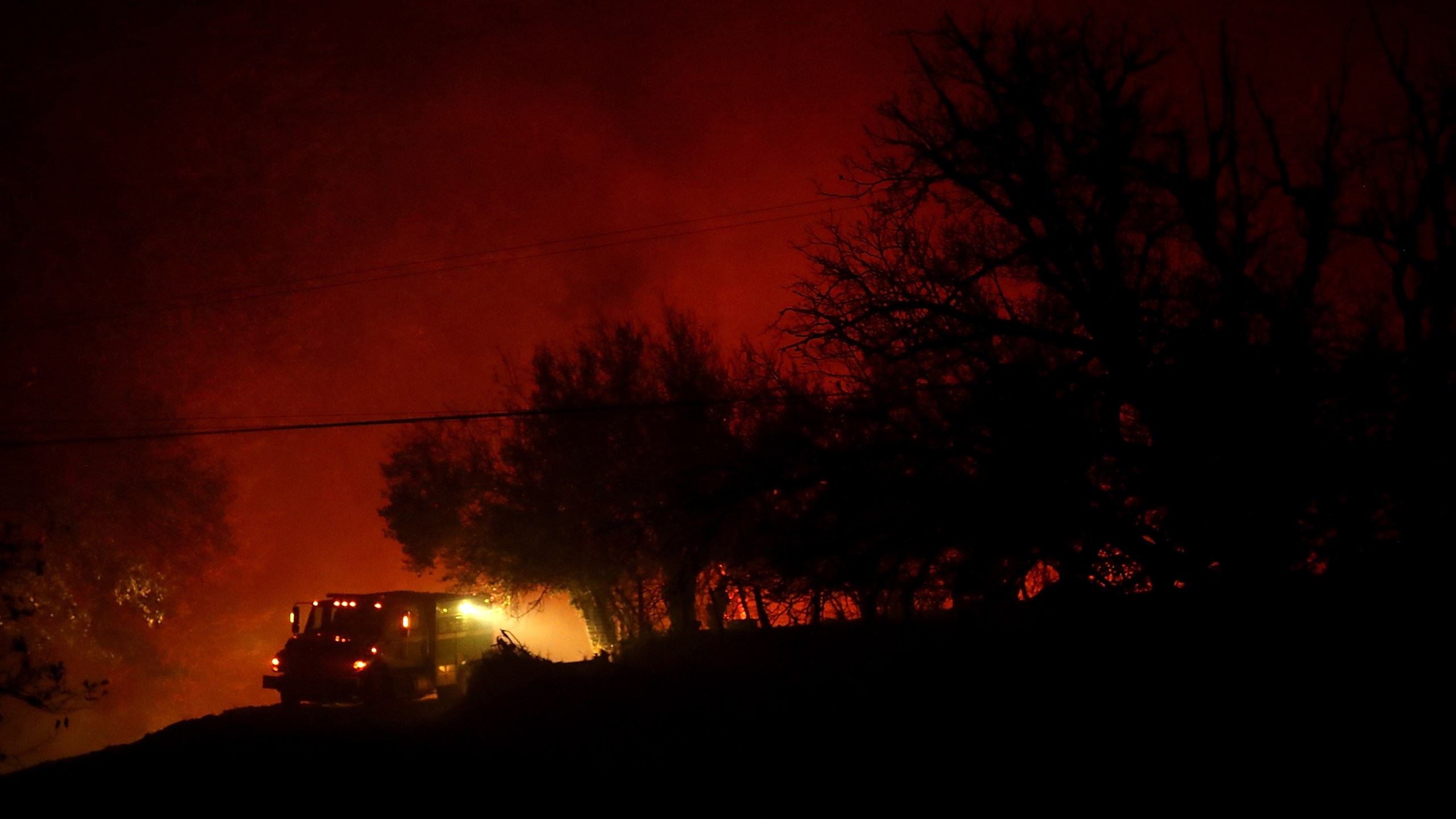 A fire truck stands by as the Camp Fire burns in the hills on Nov. 11, 2018, near Oroville, California. (Credit: Justin Sullivan/Getty Images)