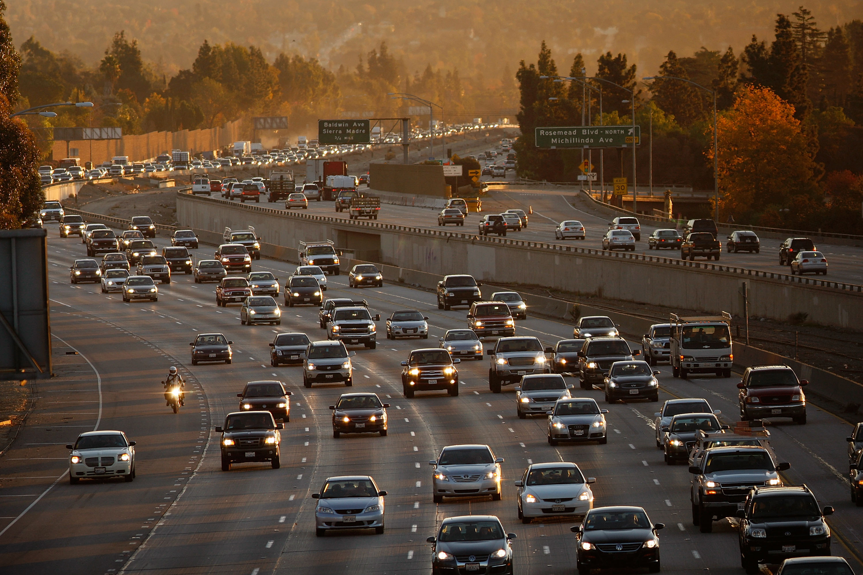 Morning commuters travel the 210 Freeway in the Pasadena area on Dec. 1, 2009. (Credit: David McNew / Getty Images)