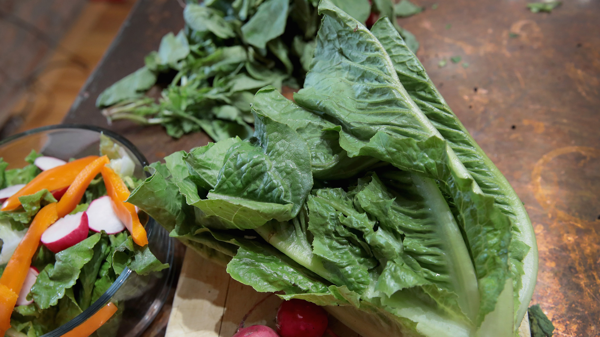 Romaine lettuce is seen in Chicago on November 20, 2018, after health officials in the U.S. and Canada warned people to avoid eating the produce, which has been linked to an E. coli outbreak that has caused dozens of people to become ill in the two countries. (Credit: Scott Olson/Getty Images)