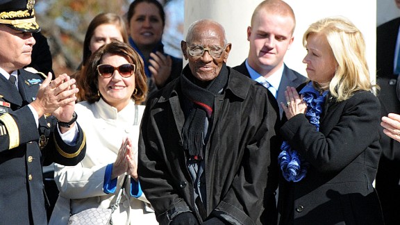 Richard Overton (C), 107 years-old, who is believed to be America's oldest living veteran is acknowledged by U.S. President Barack Obama during a ceremony to honor veterans at the Tomb of the Unknowns on Veterans Day at Arlington National Cemetery on November 11, 2013 in Arlington, Virginia.(Credit: Olivier Douliery-Pool/Getty Images)