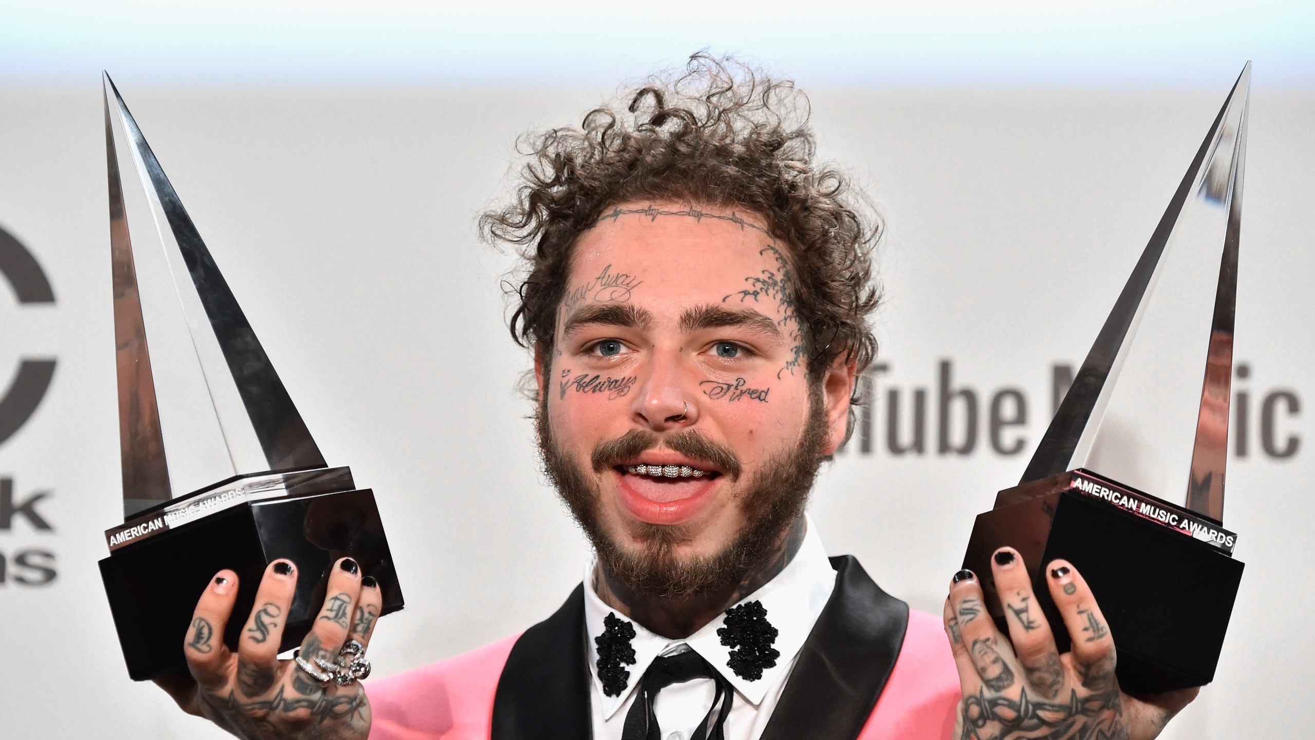 Post Malone, winner of the Favorite Male Artist - Pop/Rock award, poses in the press room during the 2018 American Music Awards at Microsoft Theater on Oct. 9, 2018, in Los Angeles. (Credit: Frazer Harrison/Getty Images)