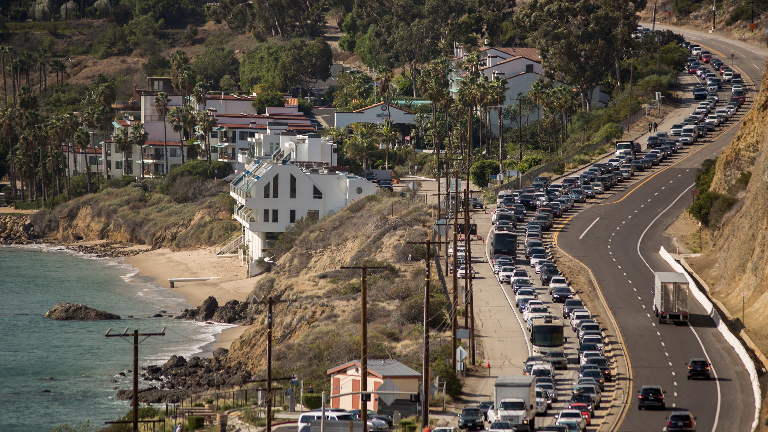 Traffic jams the southbound lanes of Pacific Coast Highway as all of the city of Malibu is evacuated to flee advancing flames during the Woolsey Fire on Nov. 9, 2018. (David McNew / Getty Images)