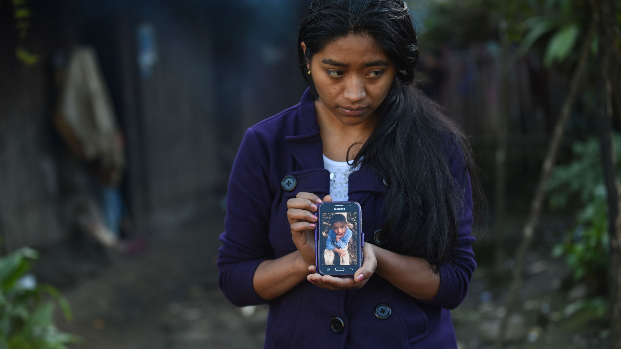 Catarina Gomez Lucas holds up a phone displaying an image of her brother Felipe Gomez in Guatemala on Dec. 28, 2018. (Credit: JOHAN ORDONEZ/AFP/Getty Images)