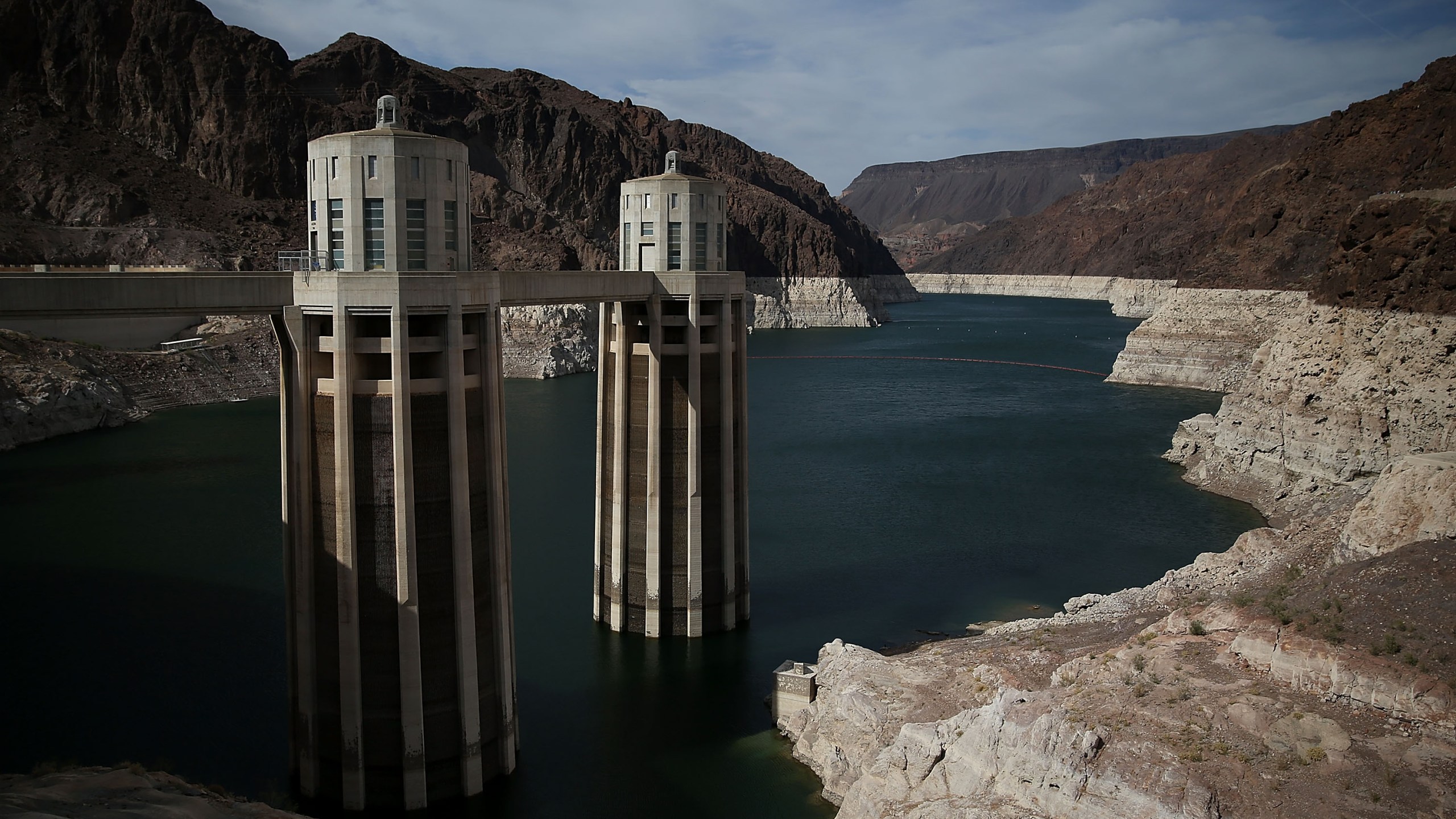 A tall bleached 'bathtub ring' is visible on the steep rocky banks of Lake Mead at the Hoover Dam on May 12, 2015 in Lake Mead National Recreation Area, Arizona. (Credit: Justin Sullivan/Getty Images)