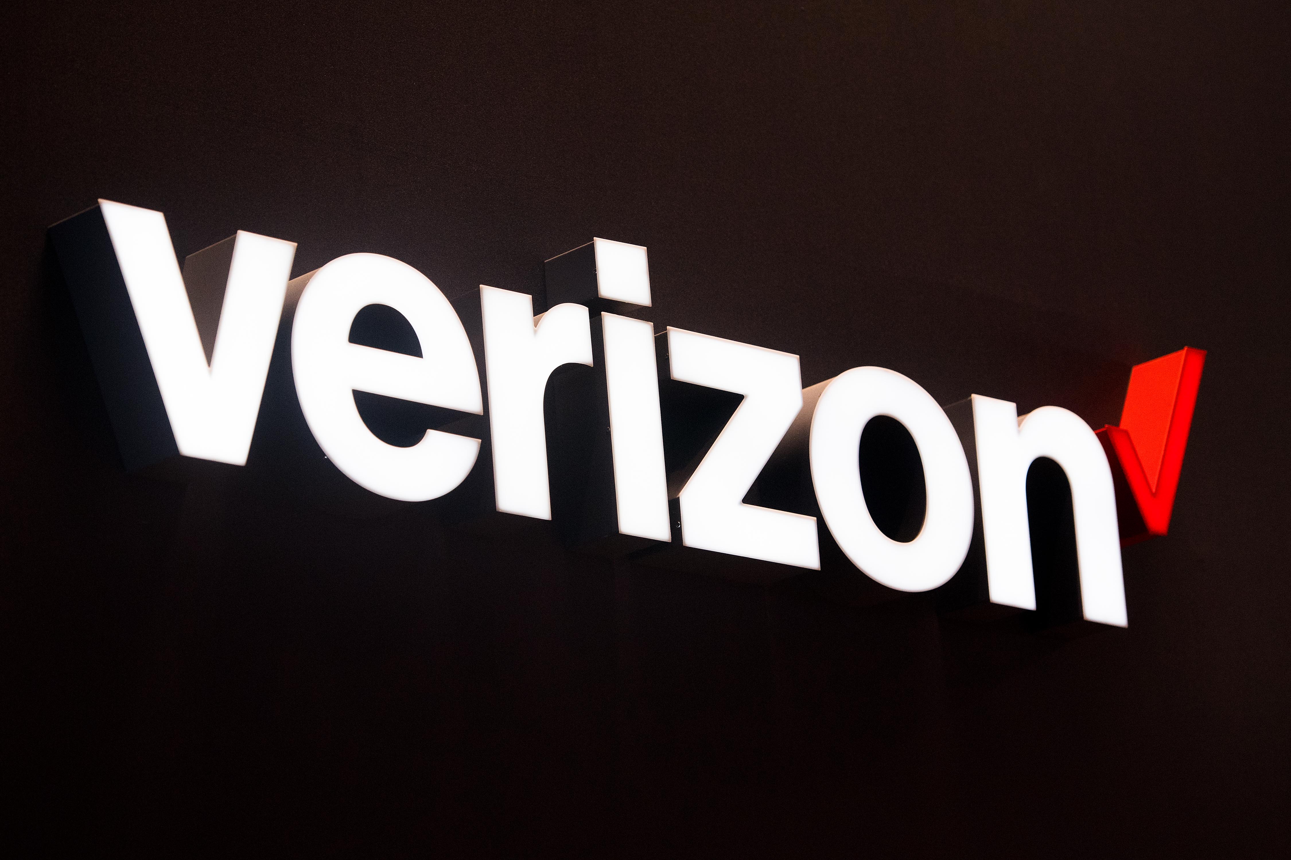 A logo sits illuminated outside the Verizon pavilion during the Mobile World Congress 2017 on the opening day of the event at the Fira Gran Via Complex on Feb. 27, 2017, in Barcelona, Spain. (Credit: David Ramos/Getty Images)