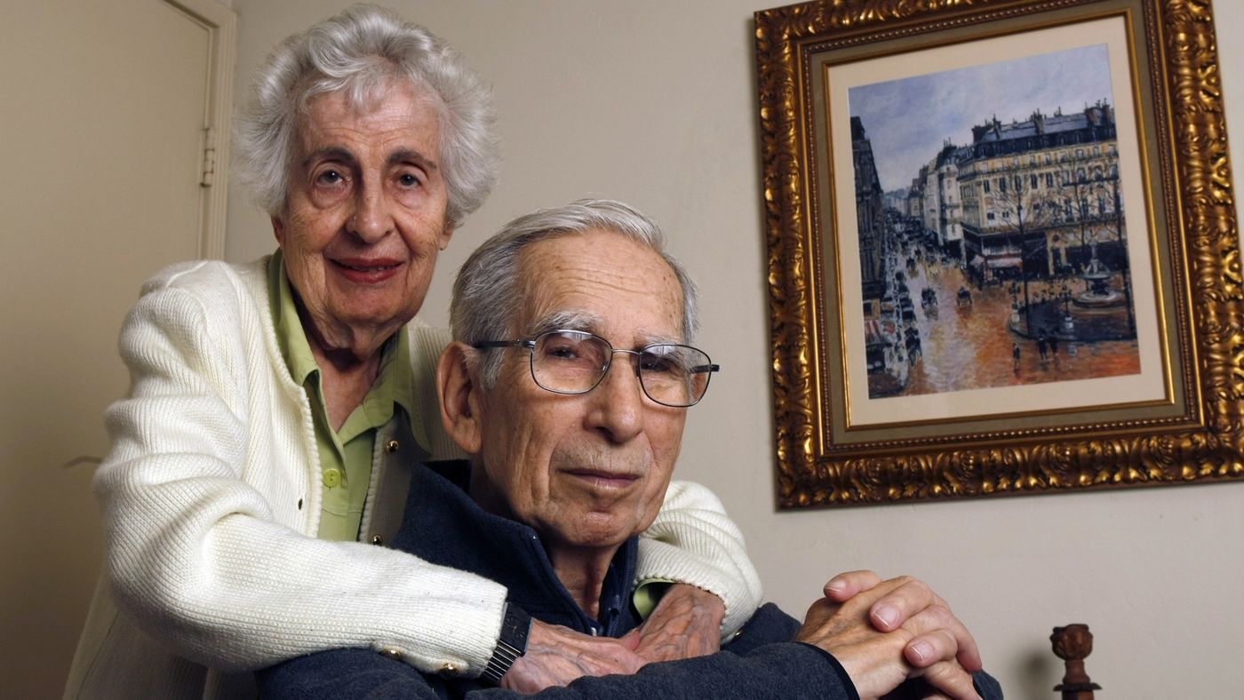 Claude Cassirer and his wife Beverly are seen in 2010 with a copy of a painting by Impressionist Camille Pissarro. (Credit: Allen J. Schaben/Los Angeles Times)