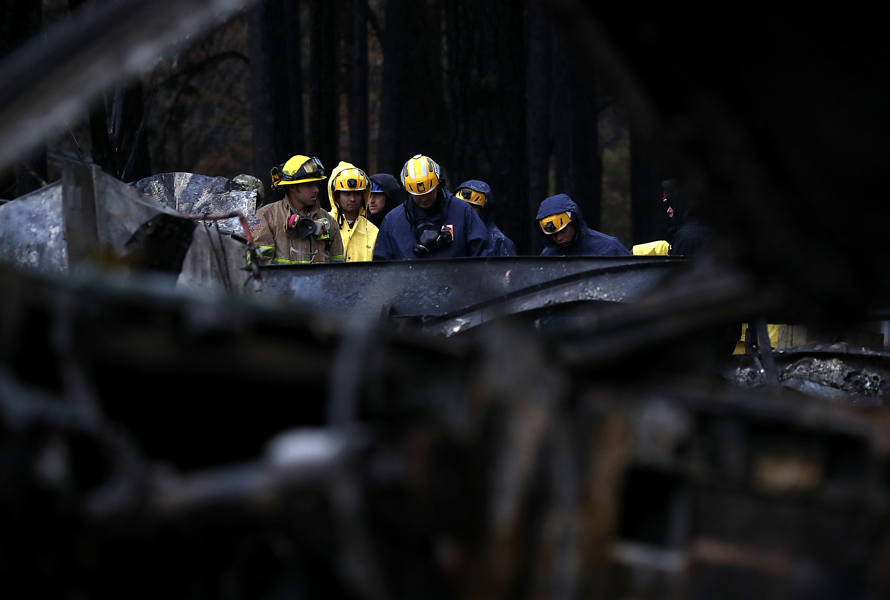 Crews search for human remains on a property in Paradise that was destroyed by the Camp Fire, Nov. 22, 2018. (Credit: Justin Sullivan / Getty Images)