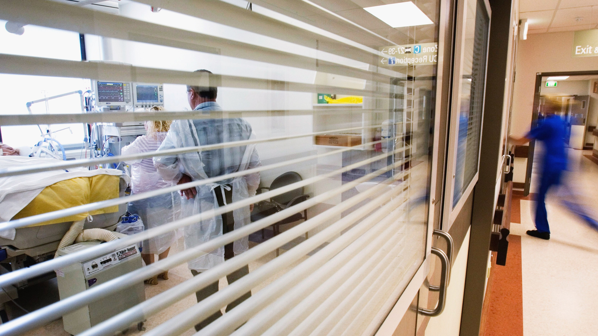 Family members visit an intensive care patient at Westmead Hospital March 12, 2007, in Sydney, Australia. (Credit: Ian Waldie/Getty Images)