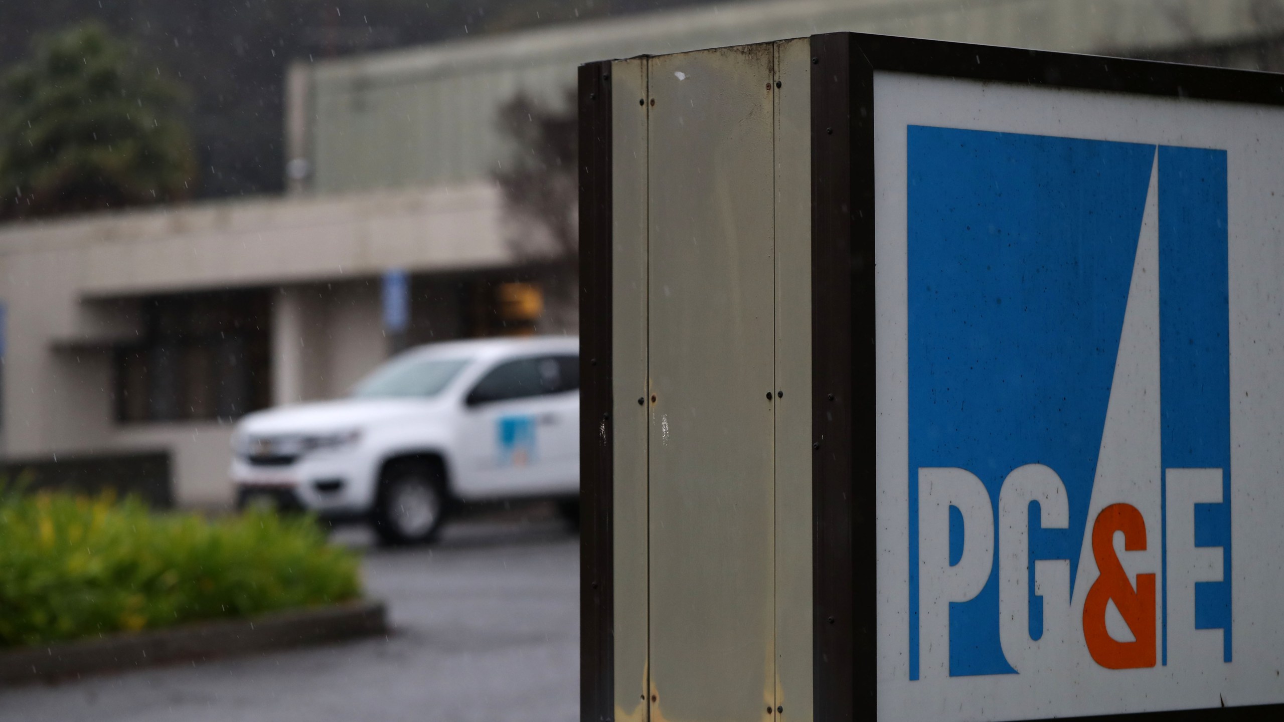 The Pacific Gas & Electric logo is displayed on a sign in front of the PG&E Service Center on Jan. 15, 2019, in San Rafael. (Justin Sullivan / Getty Images)