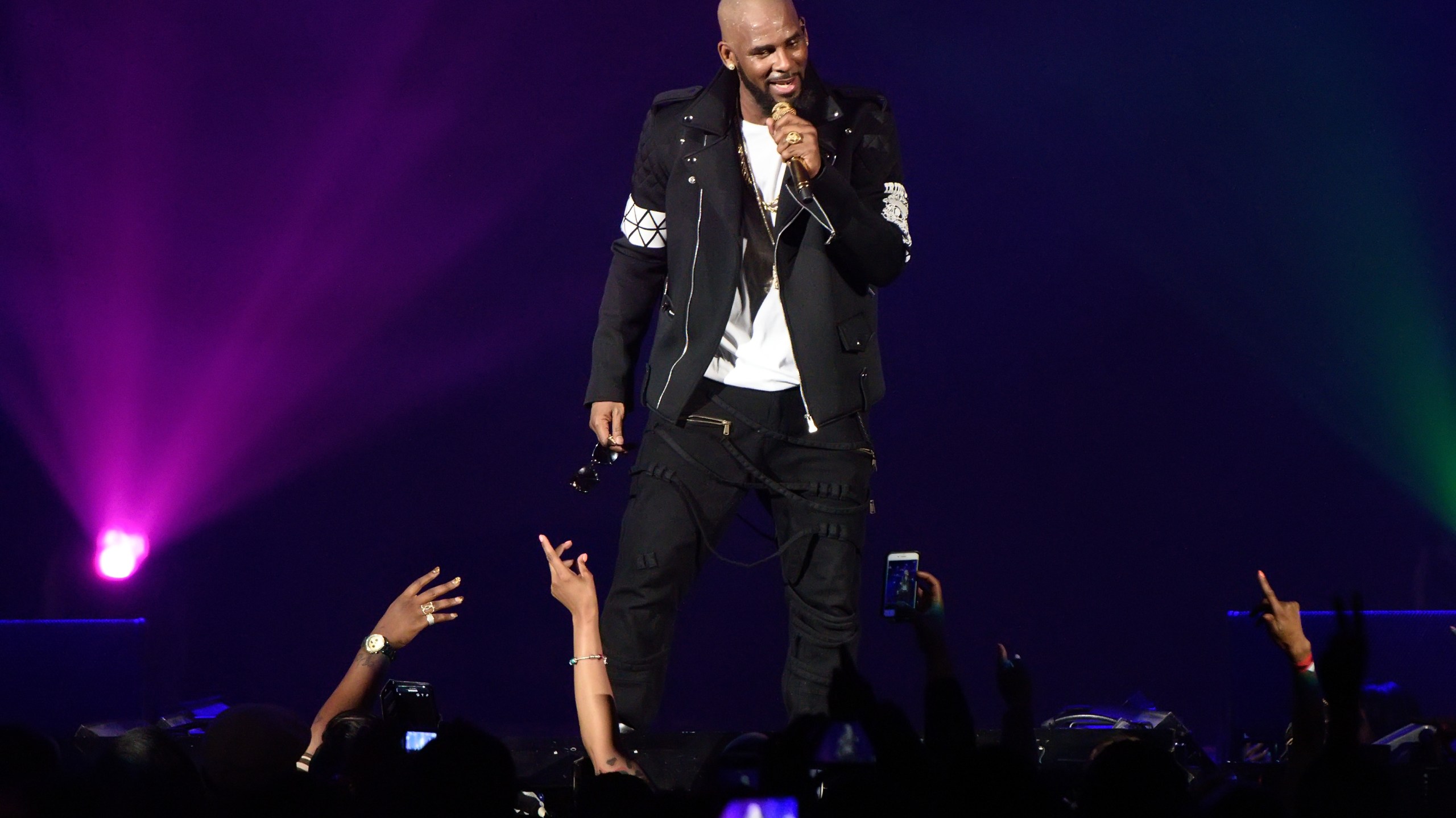 R. Kelly performs during The Buffet Tour at Allstate Arena in Chicago on May 7, 2016. (Credit: Daniel Boczarski / Getty Images)