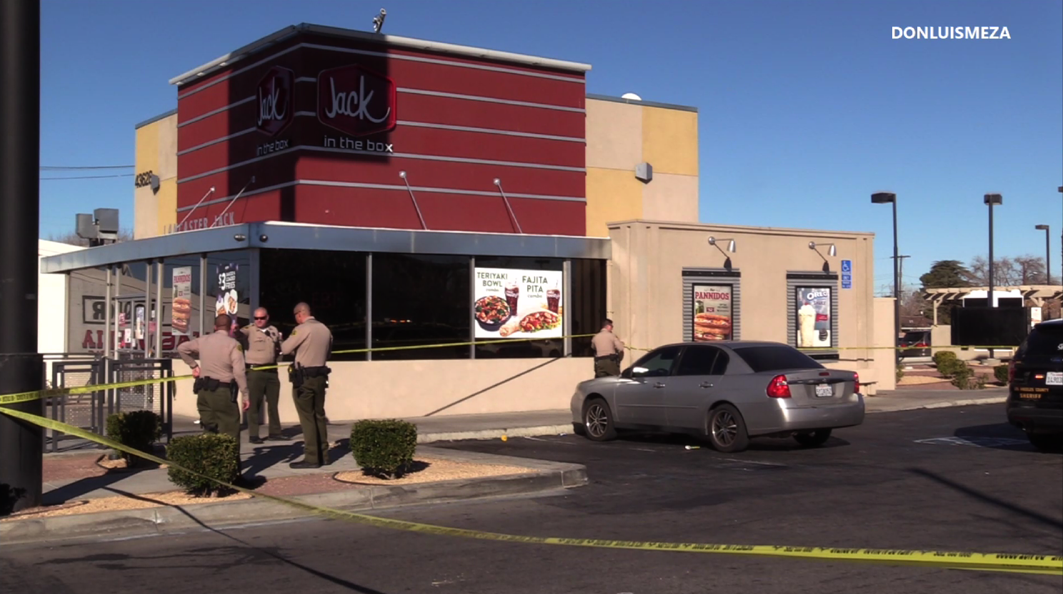 Deputies respond to investigate a man's death at a Jack in the Box in Lancaster on Jan. 3, 2019. (Credit: Don Luis Meza)