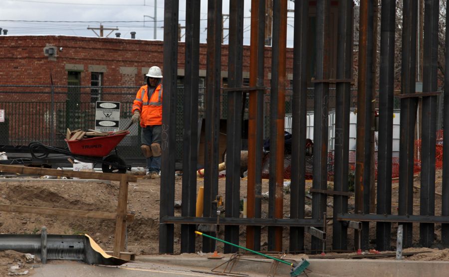 U.S. workers build the border wall between El Paso, Texas, and Ciudad Juarez, Mexico on Feb. 5, 2019. (Credit: Herika Martinez / AFP/Getty Images)