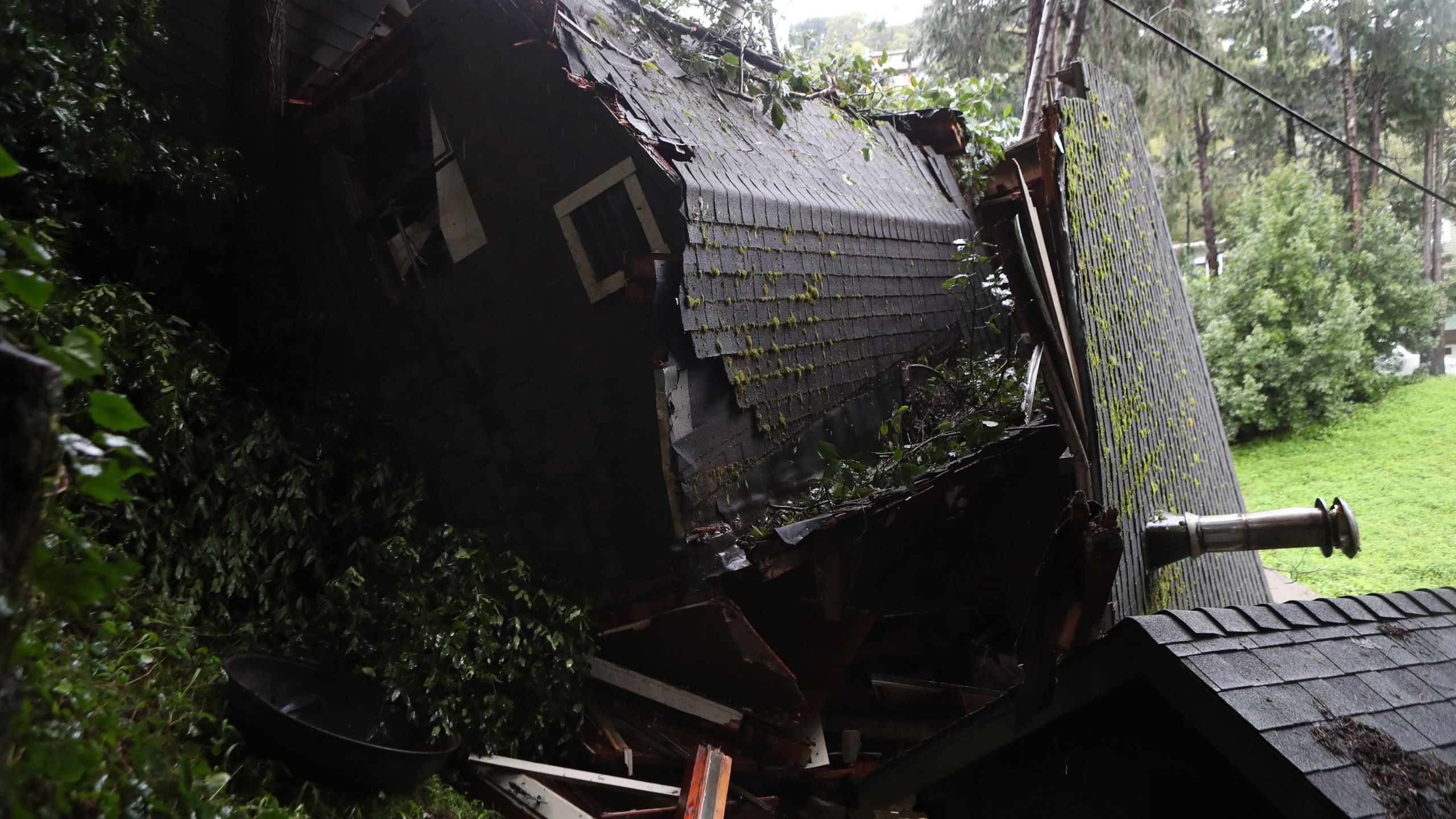 A view of a home that was swept down a hill by a mudslide during a rain storm on February 14, 2019 in Sausalito, California. (Credit: Justin Sullivan/Getty Images)