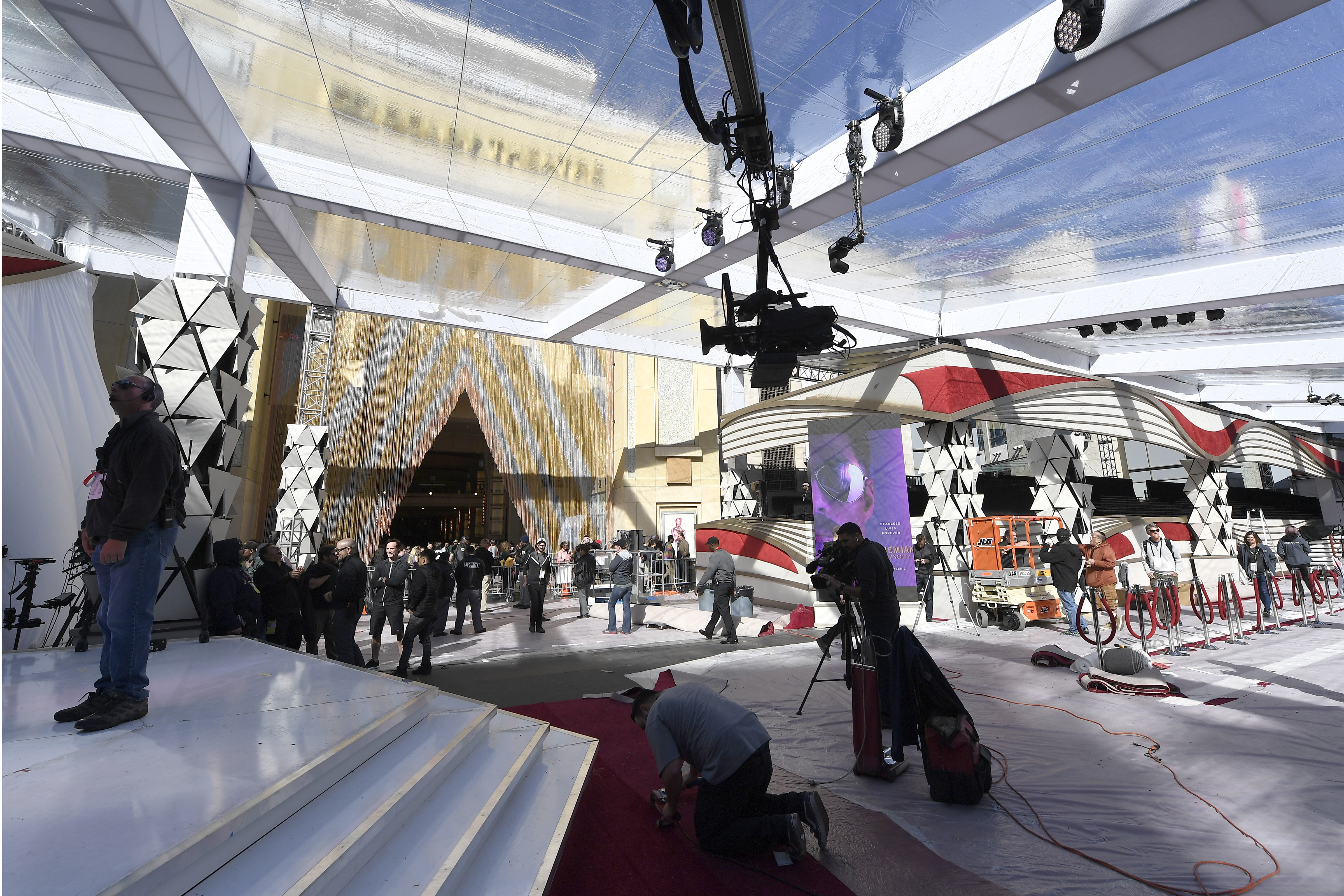 Workers make preparations for the 91st Academy Awards at the Dolby Theatre on Feb. 22, 2019, in Hollywood. (Credit: Kevork Djansezian/Getty Images)