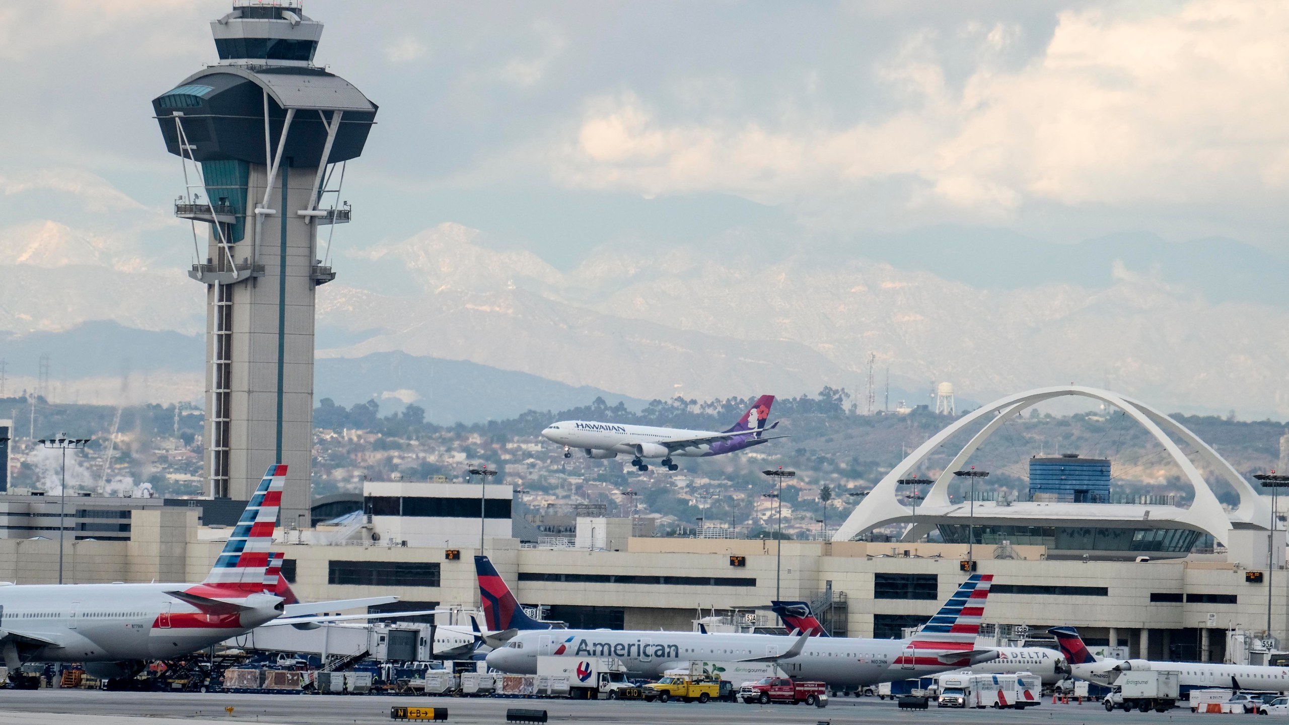 A Hawaiian Airlines aircraft prepares to land at the Los Angeles International Airport on Dec. 22, 2016. (Credit: Ringo Chiu / AFP / Getty Images)