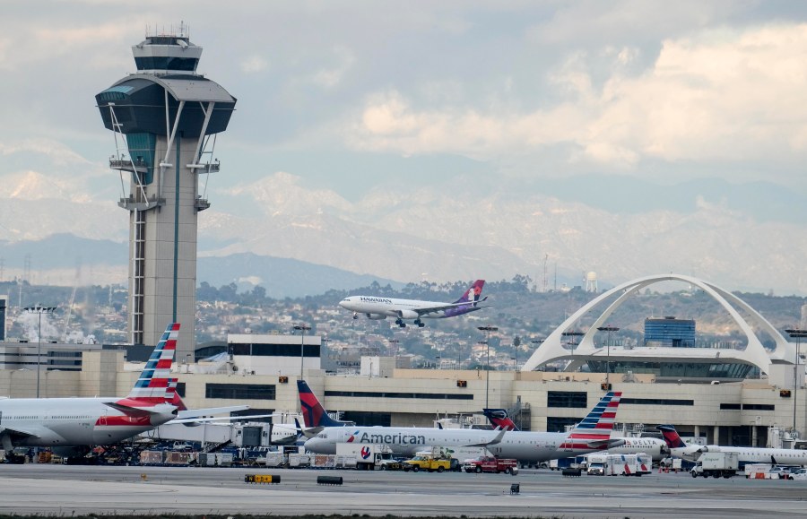 A Hawaiian Airlines aircraft prepares to land at the Los Angeles International Airport on Dec. 22, 2016. (Credit: Ringo Chiu / AFP / Getty Images)