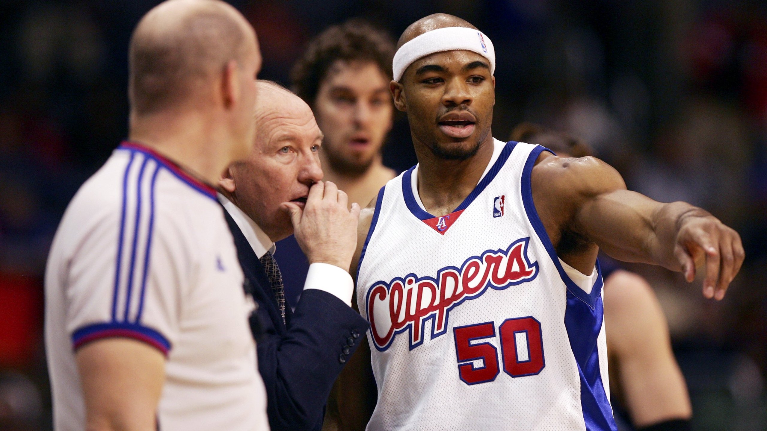 Head Coach Mike Dunleavy of the Los Angeles Clippers speaks to Corey Maggette #50 against the Memphis Grizzlies during the second quarter at the Staples Center on January 20, 2007 in Los Angeles, California. (Credit: Harry How/Getty Images)