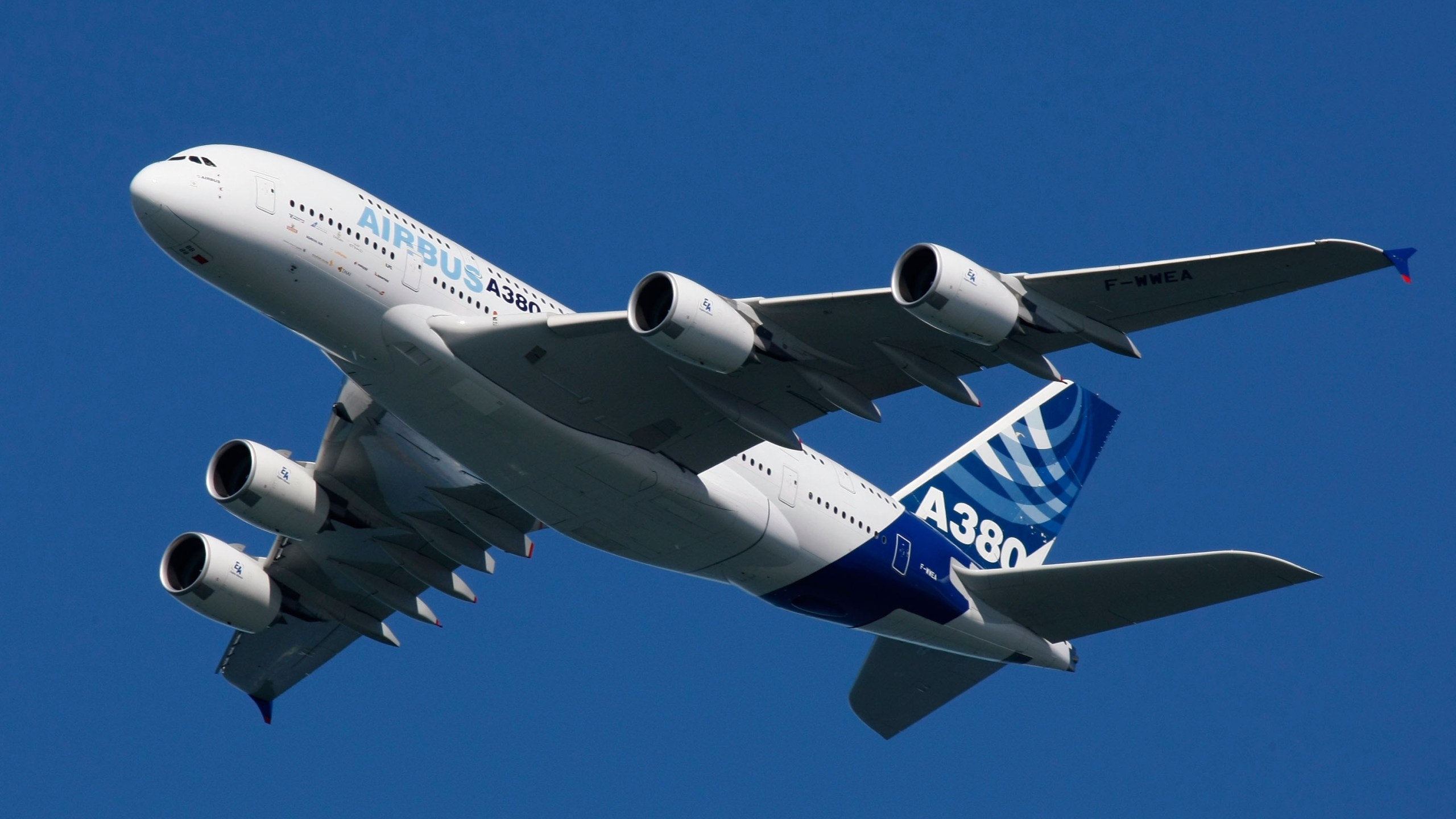 The Airbus A380 flies over San Francisco as part of the city's Fleet Week October 5, 2007 in San Francisco, California. (Credit: Justin Sullivan/Getty Images)