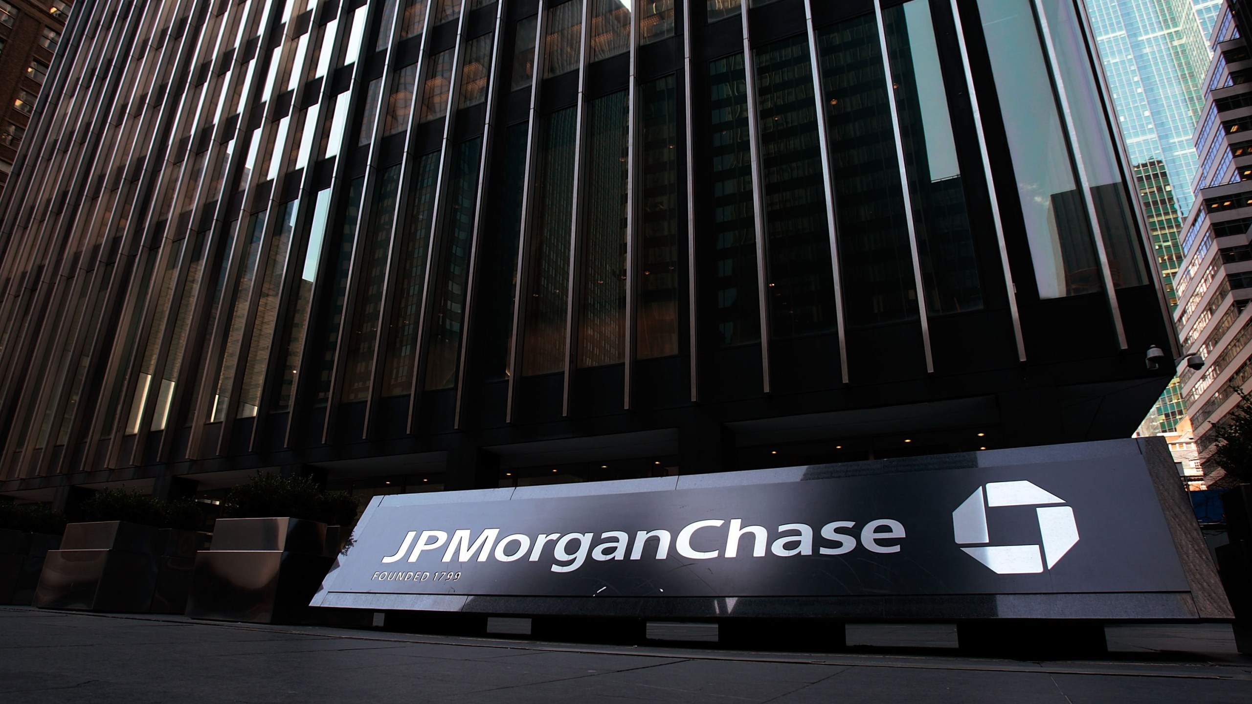 The JP Morgan Chase building is seen March 24, 2008 in New York City. (Credit: Chris Hondros/Getty Images)